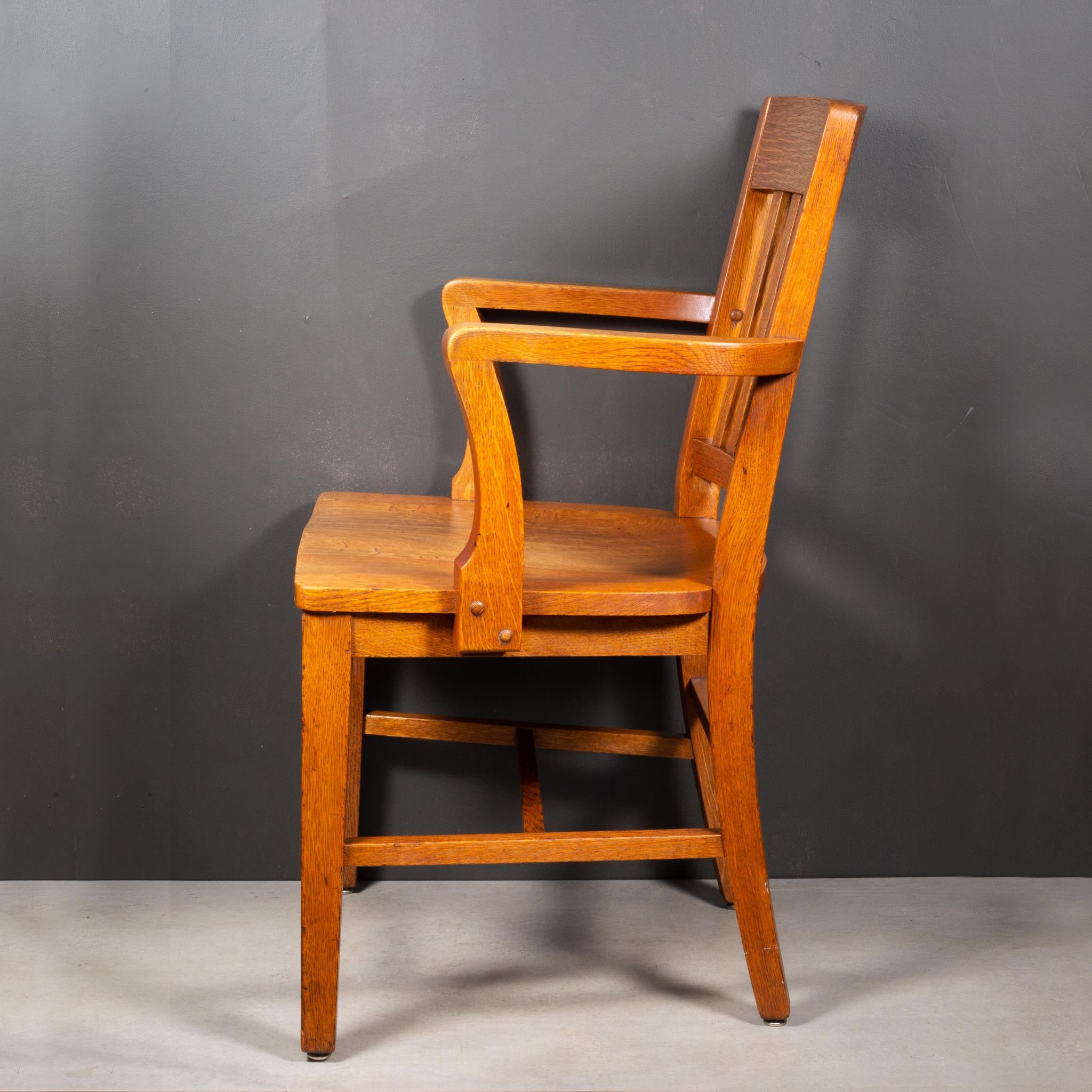 ACERCA DE

Silla antigua de biblioteca de roble macizo con brazos curvados y asiento esculpido. Perfecta como silla de escritorio. Esta silla tiene una gran pátina y conserva gran parte de su acabado original.

Silla a juego-ver S16 Hogar. 

   