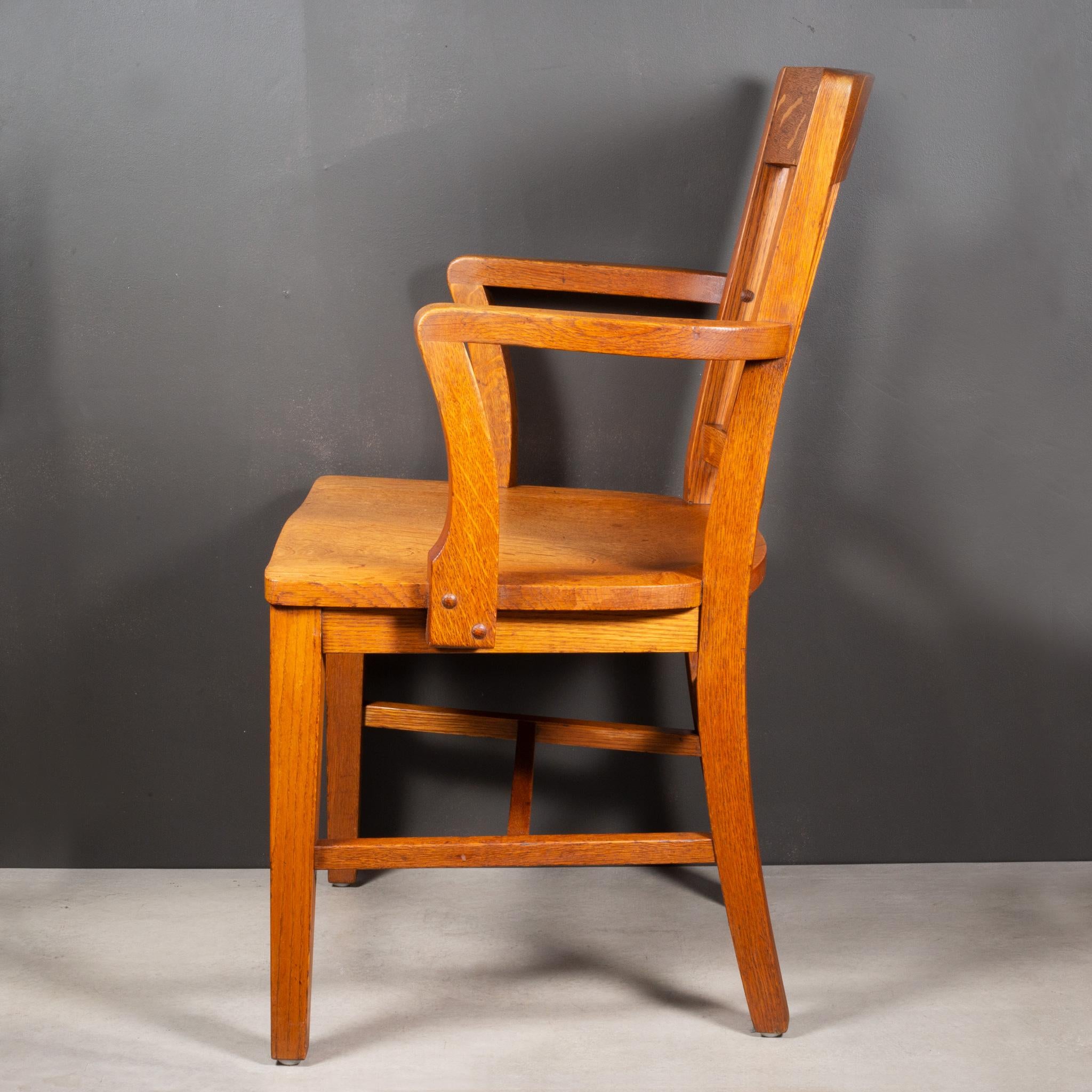 À PROPOS DE

Chaise de bibliothèque ancienne en chêne massif avec accoudoirs incurvés et assise sculptée. Parfait comme chaise de bureau. Cette chaise est très patinée et a conservé une grande partie de sa finition d'origine.

Chaise assortie - voir