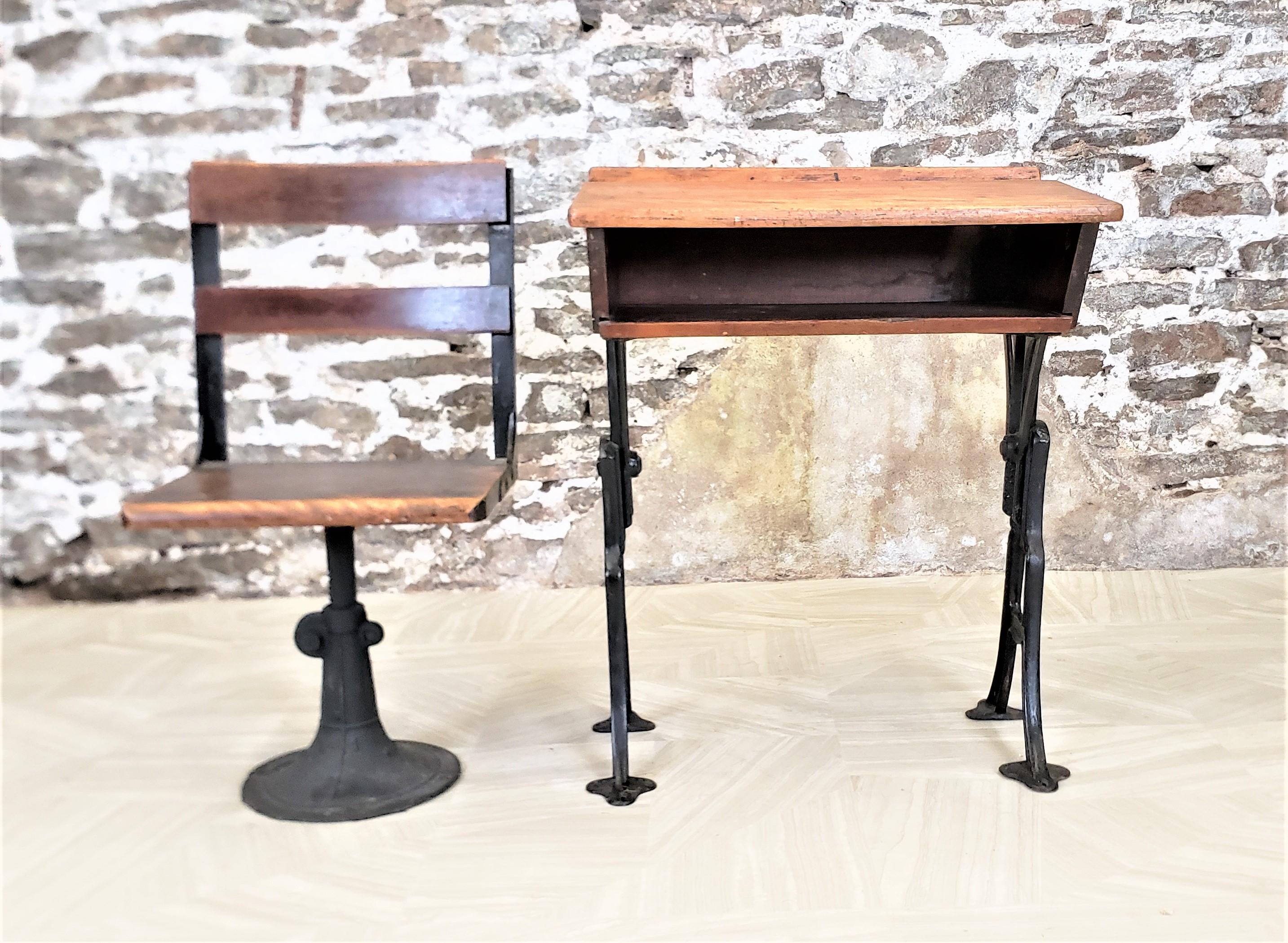 Antique Solid Oak School Desk & Chair Set with Cast Iron Adjustable Bases In Good Condition In Hamilton, Ontario