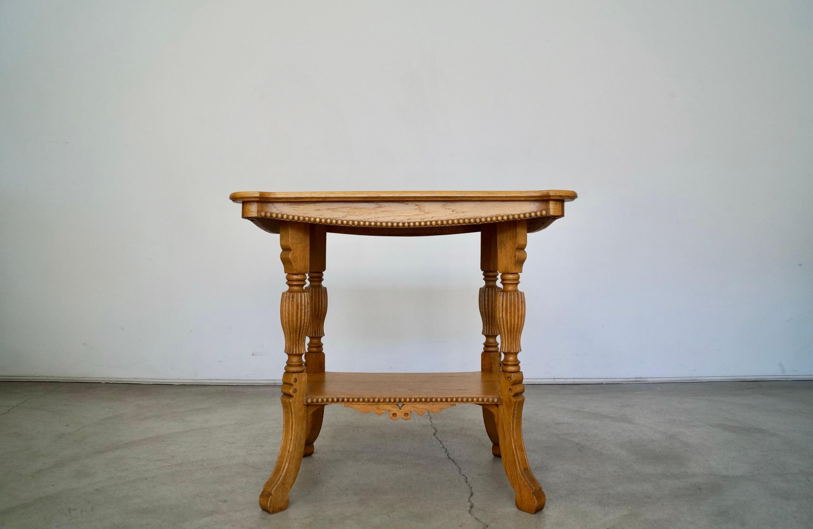 Table d'appoint victorienne ancienne en chêne massif Excellent état - En vente à Burbank, CA