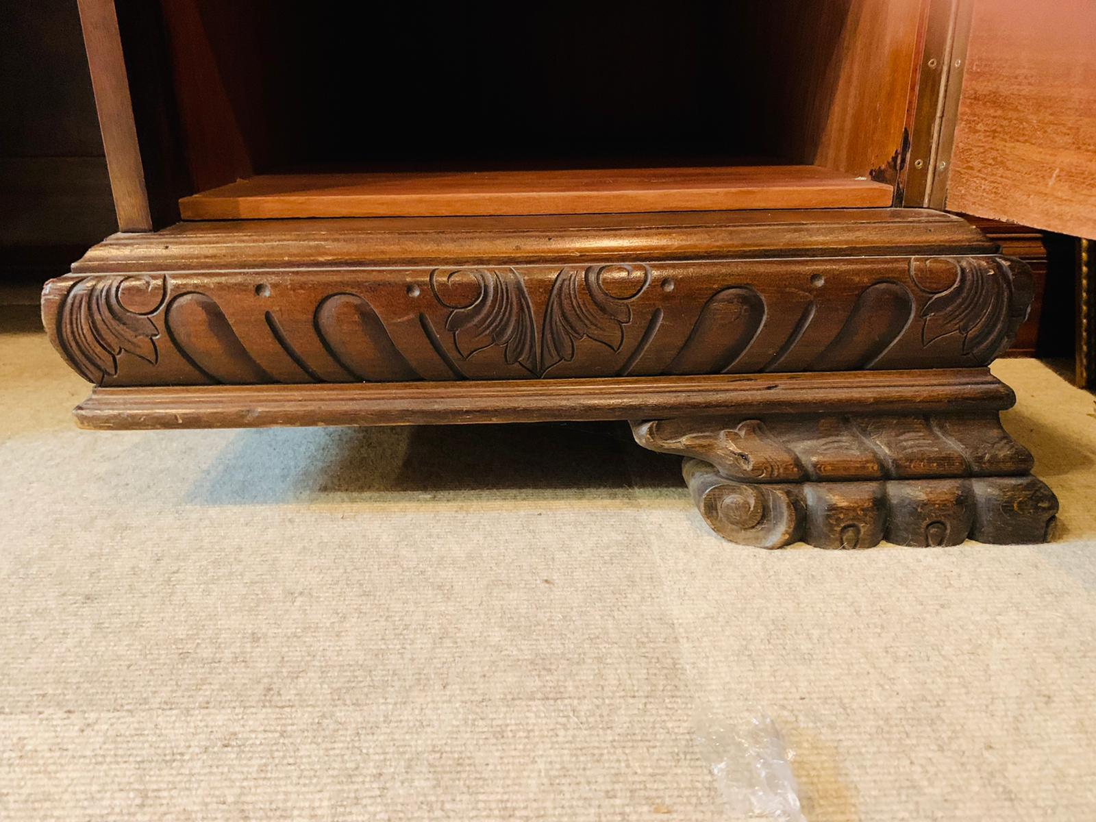 Antique Solid Oak Wood Desk with Lion Paws antique Around 1900 In Good Condition In Berlin, DE