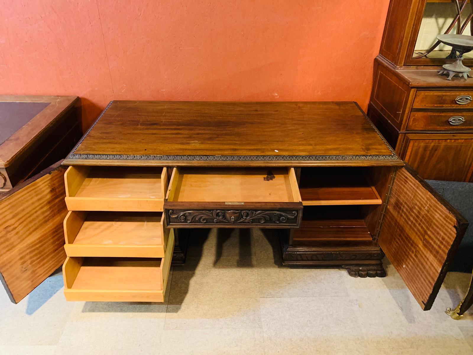 Antiker Schreibtisch aus massivem Eichenholz mit Löwentatzen, antik, um 1900 im Zustand „Gut“ in Berlin, DE