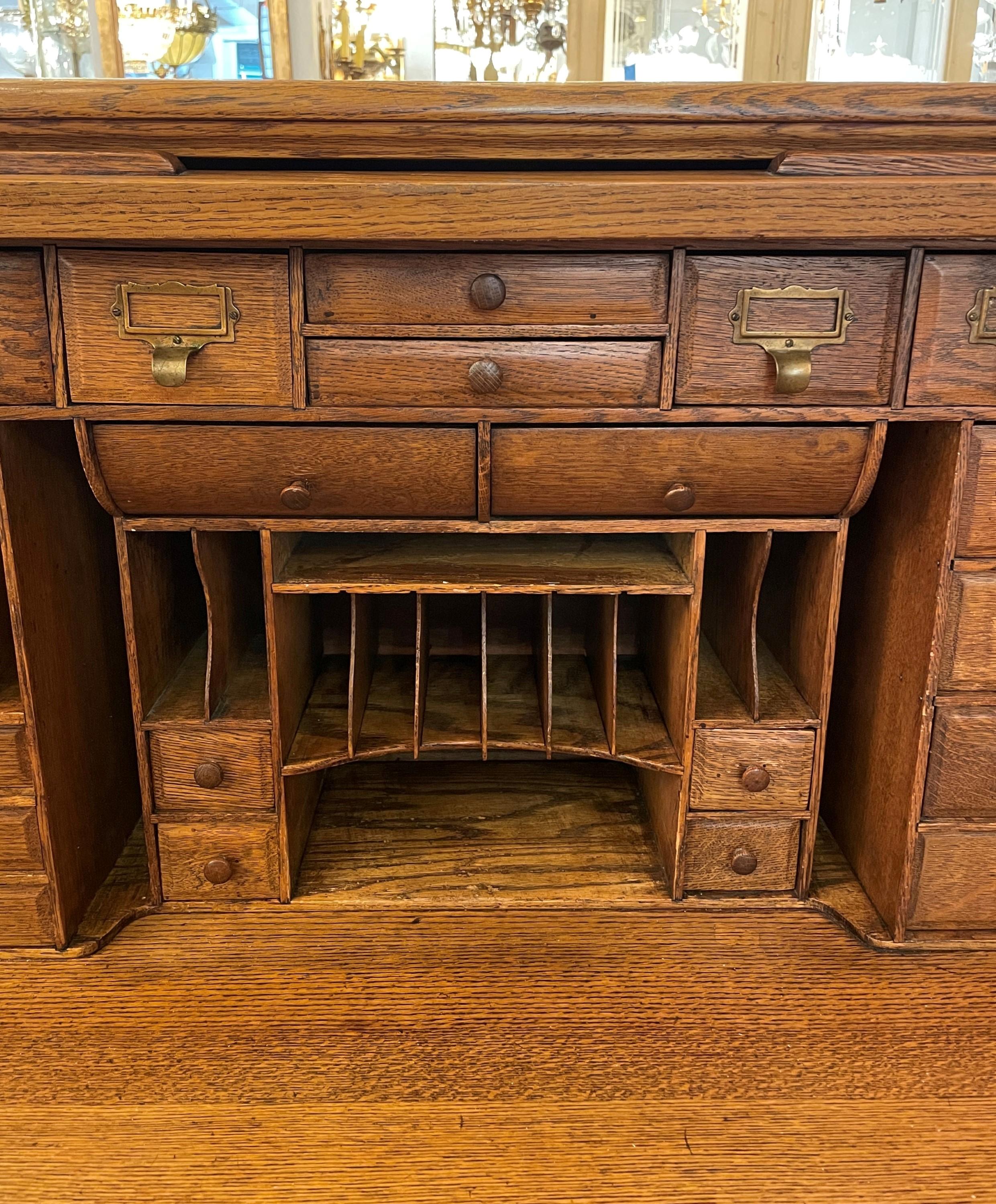 Antique Solid Oak Wood Roll Top Desk w/ Many Drawers In Good Condition In New York, NY