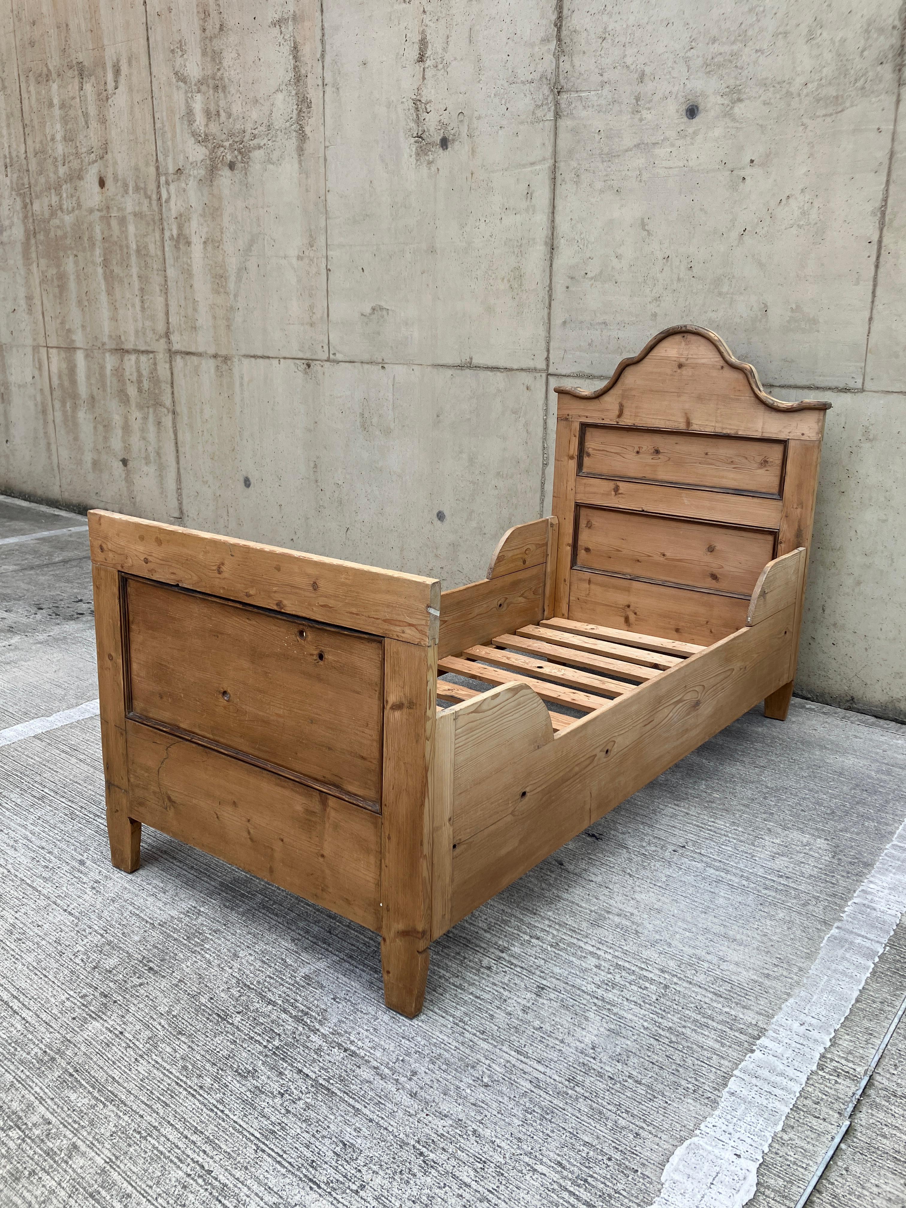 Ancienne boîte à lit anglaise en pin massif en vente 3