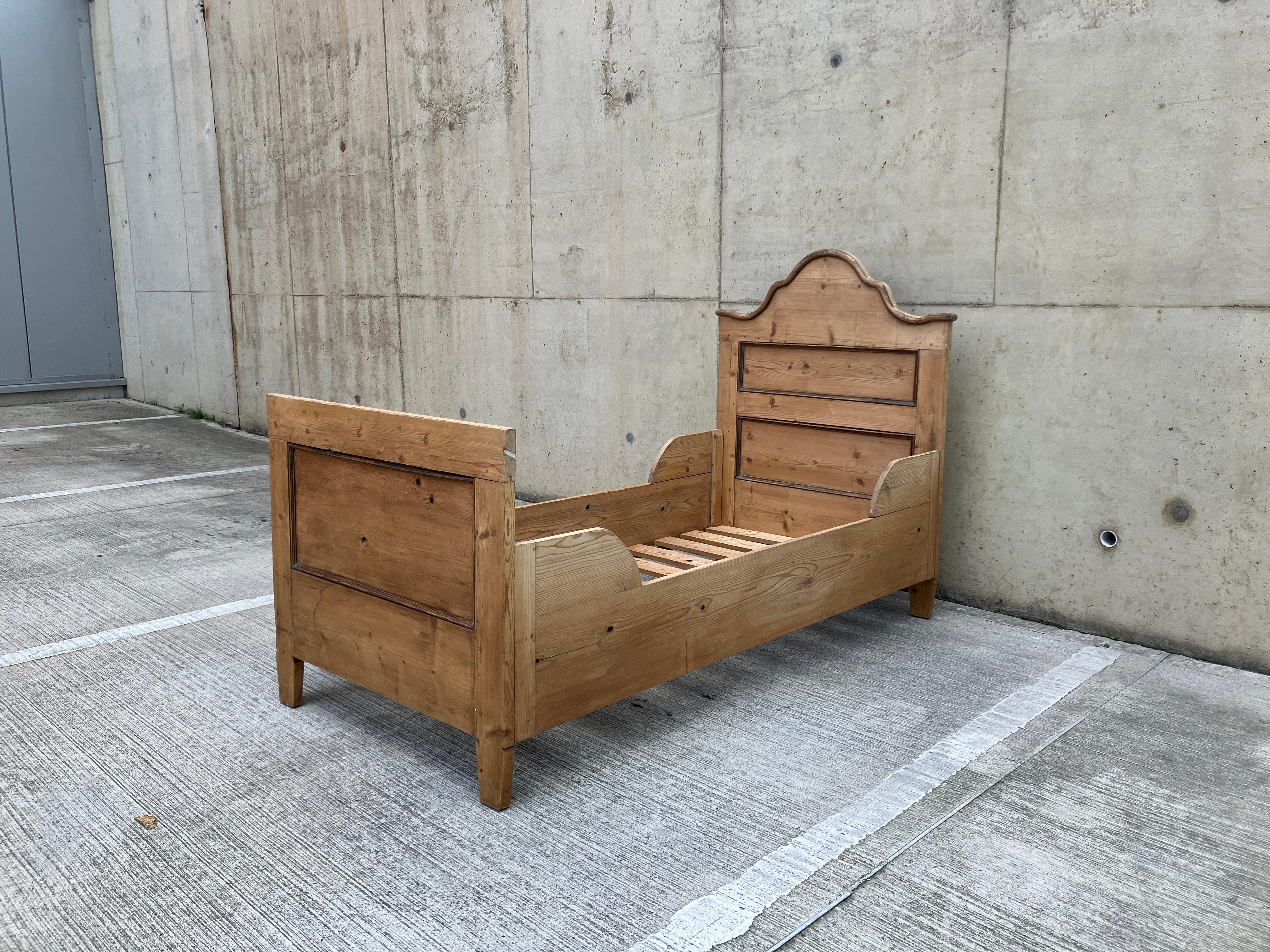 Ancienne boîte à lit anglaise en pin massif en vente 4