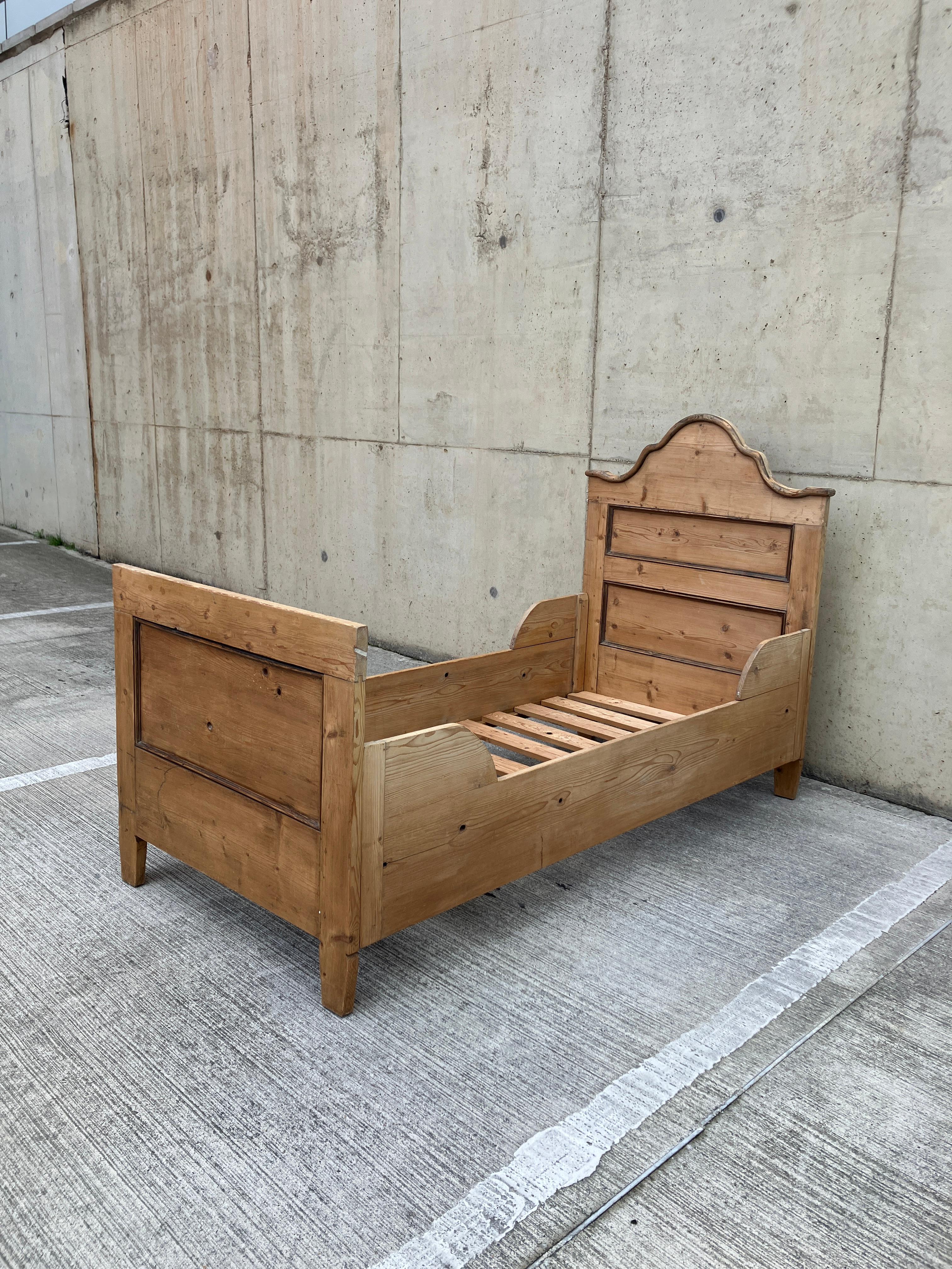 Ancienne boîte à lit anglaise en pin massif en vente 6