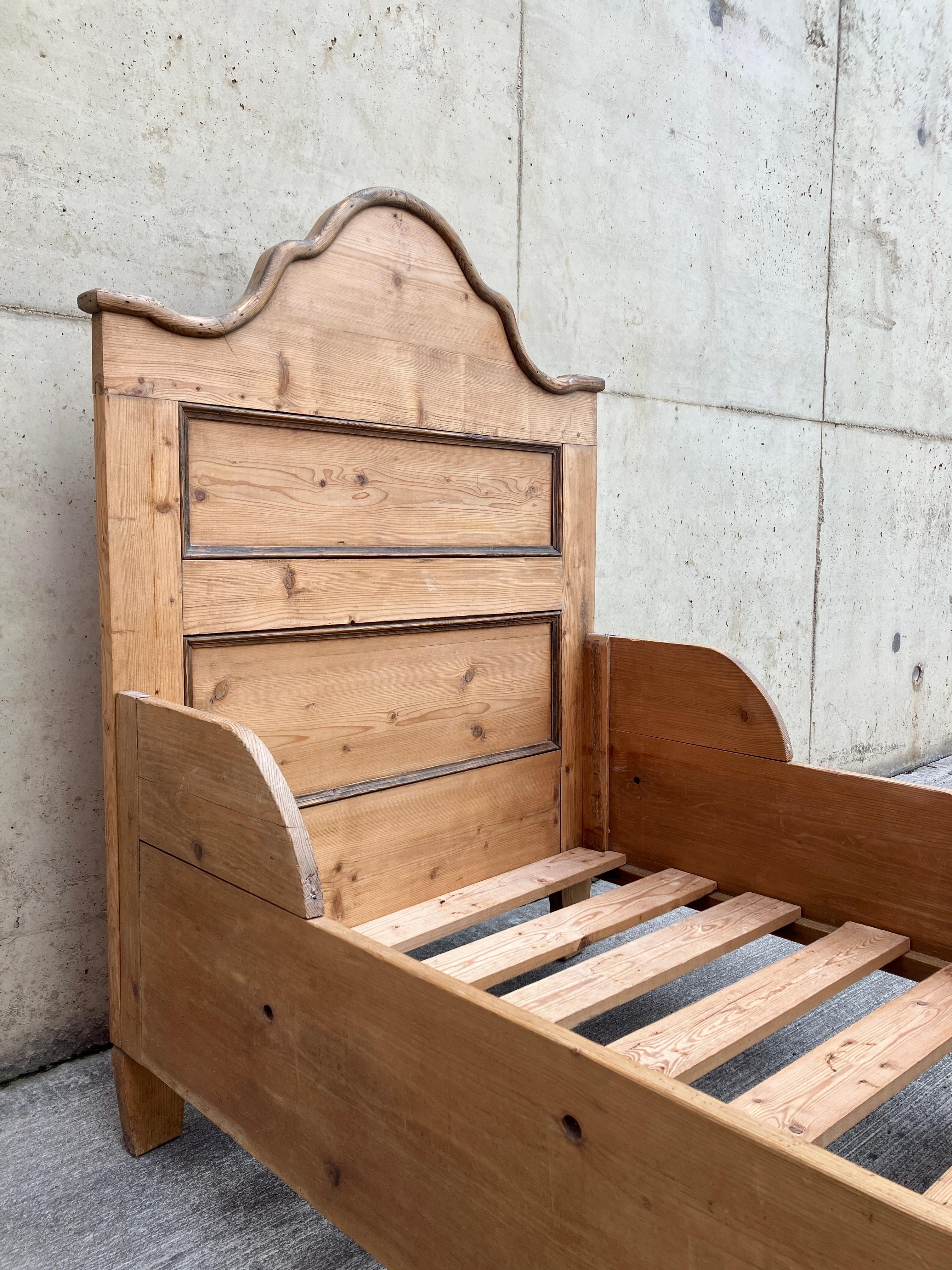 Victorien Ancienne boîte à lit anglaise en pin massif en vente