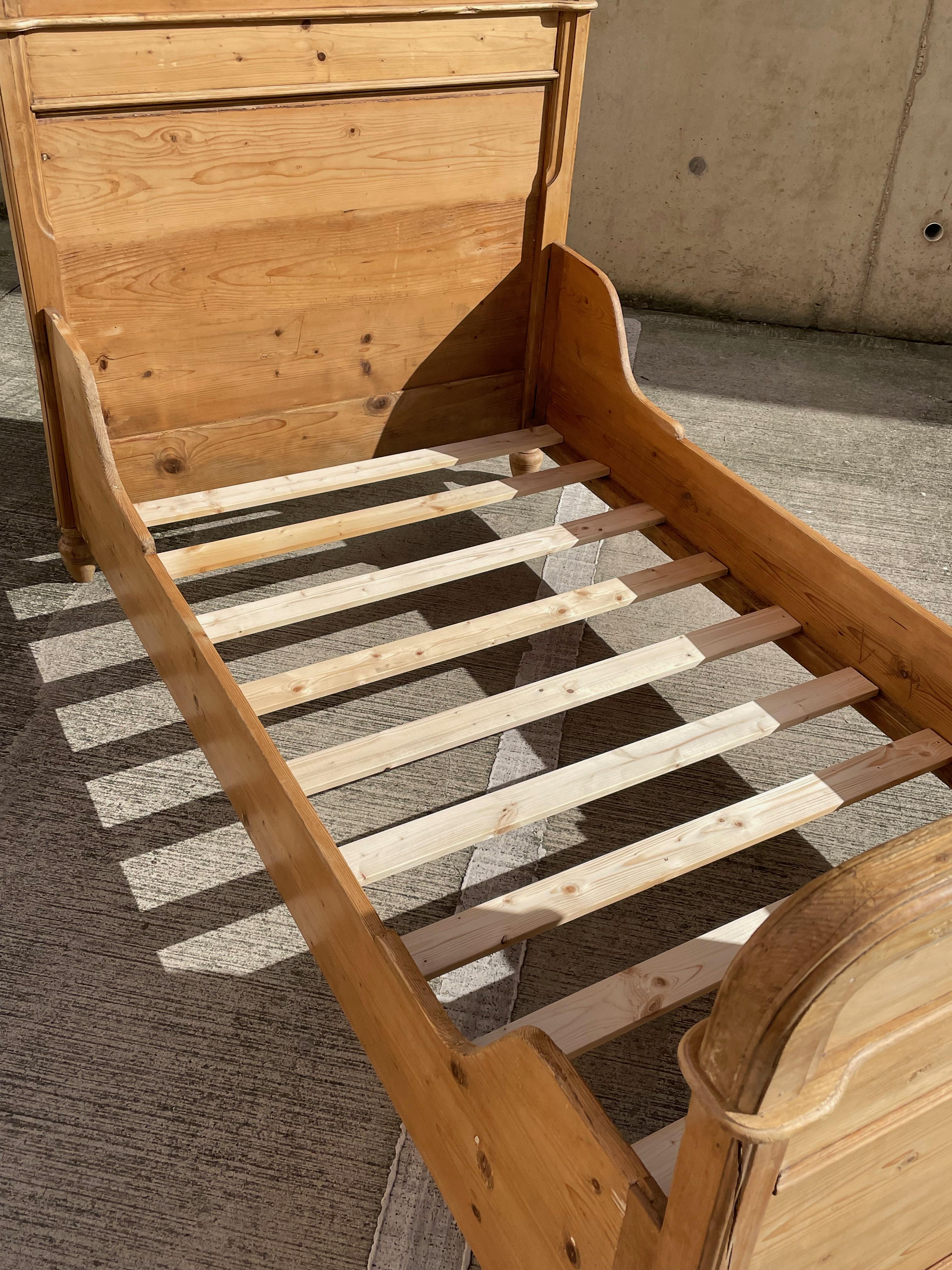 Antique Solid Pine English Box Bed In Good Condition In Leicester, GB