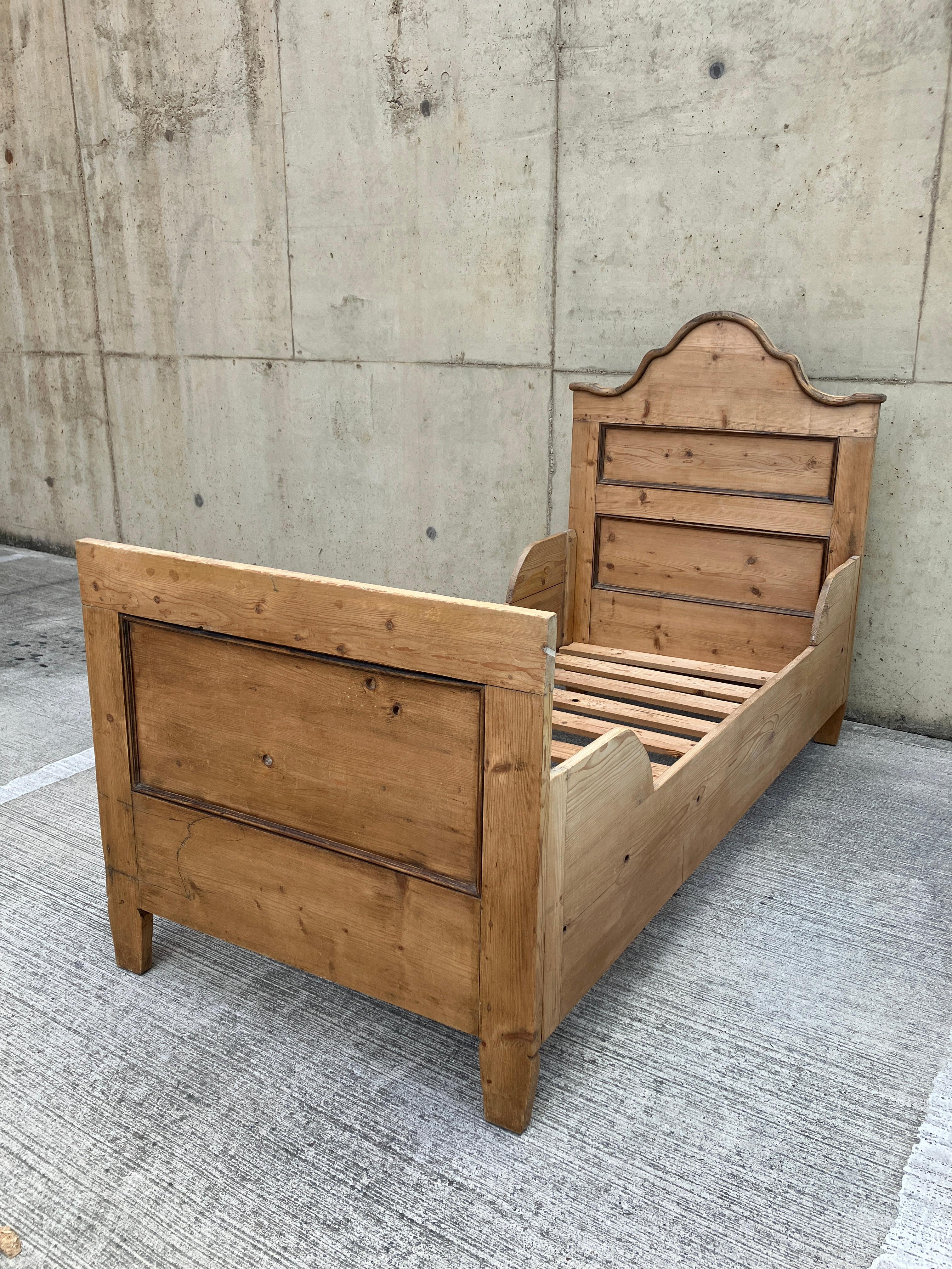 Anglais Ancienne boîte à lit anglaise en pin massif en vente