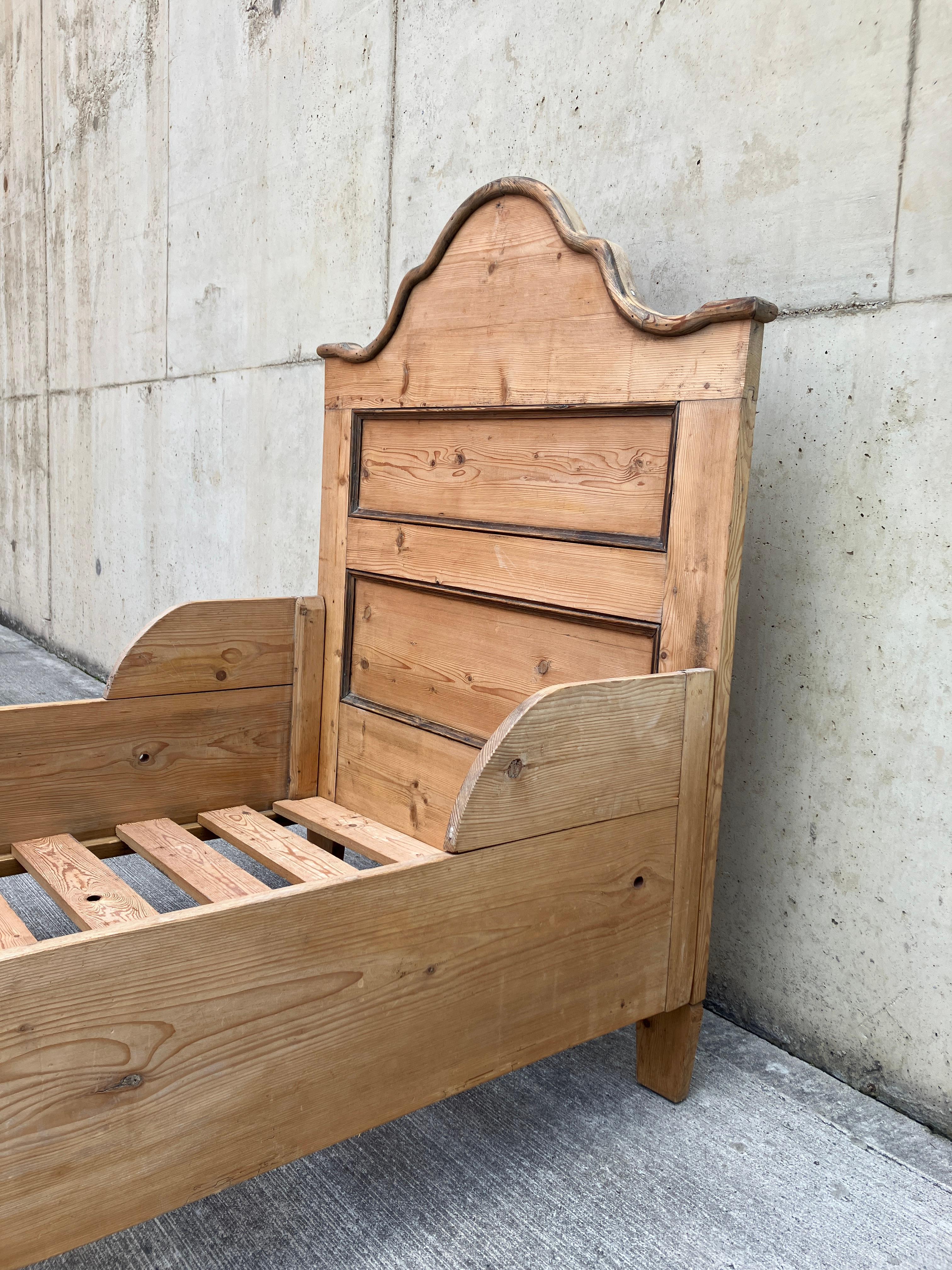 Ancienne boîte à lit anglaise en pin massif Bon état - En vente à Leicester, GB