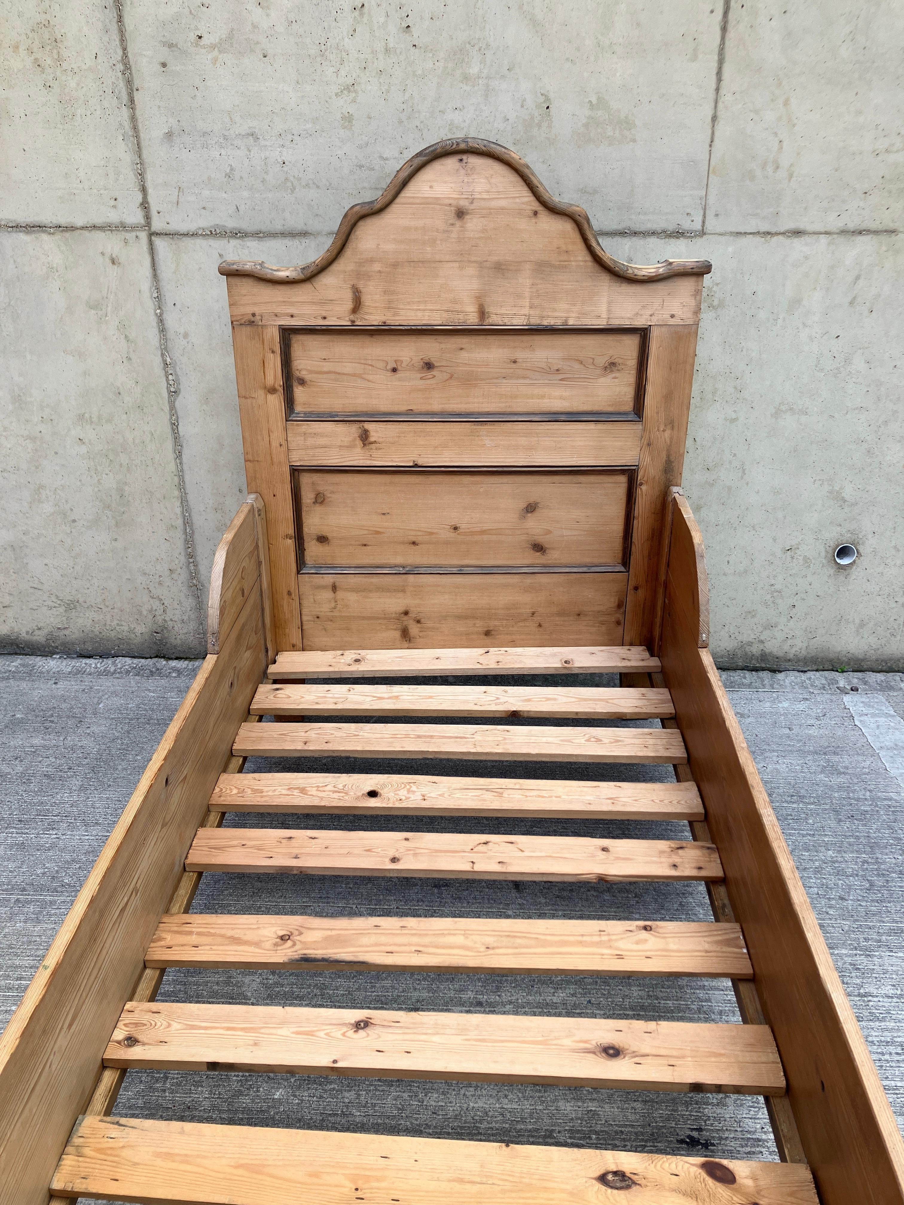 Fin du XIXe siècle Ancienne boîte à lit anglaise en pin massif en vente