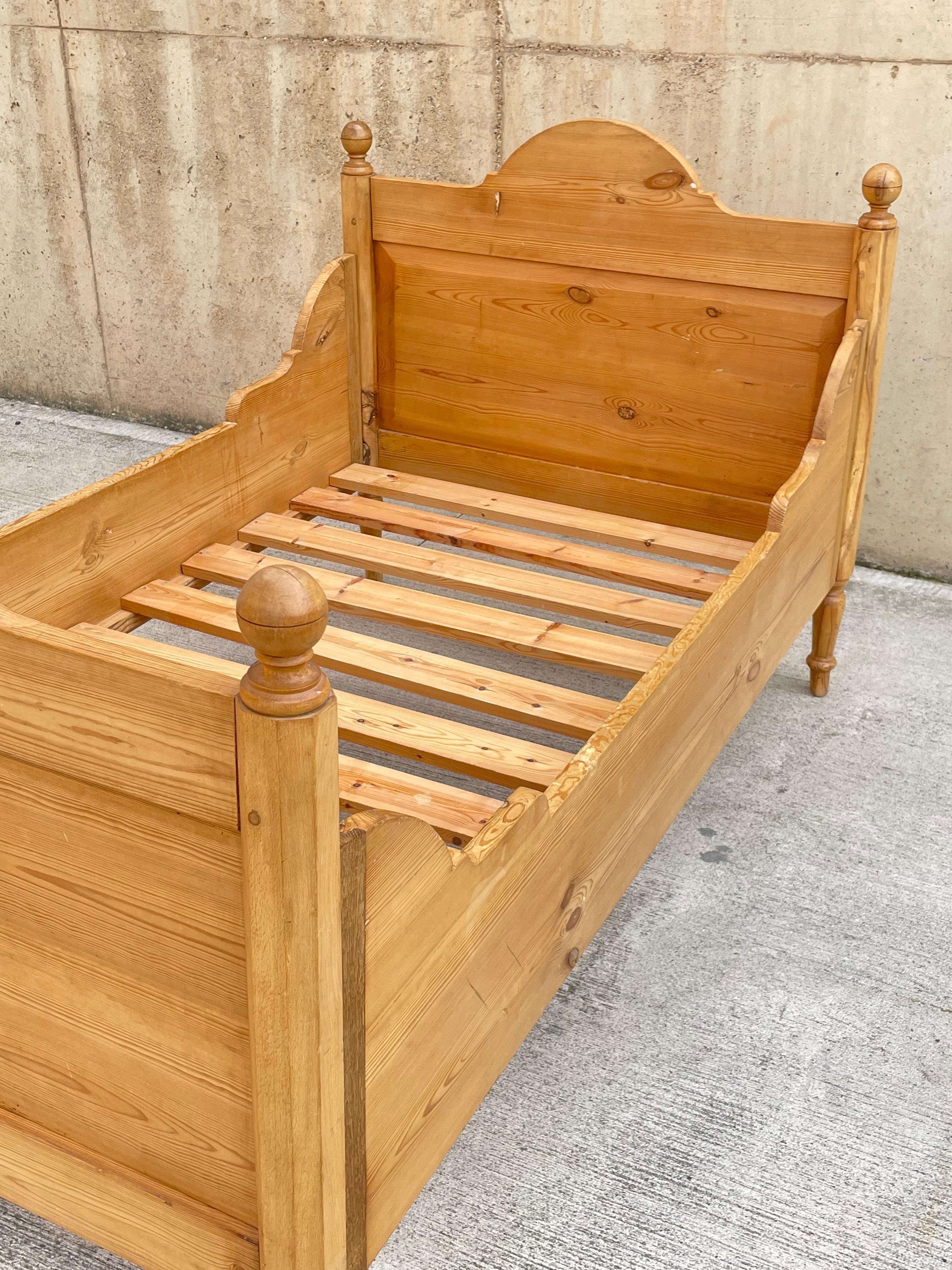Antique Solid Pine English Child Size Box Bed In Good Condition In Leicester, GB