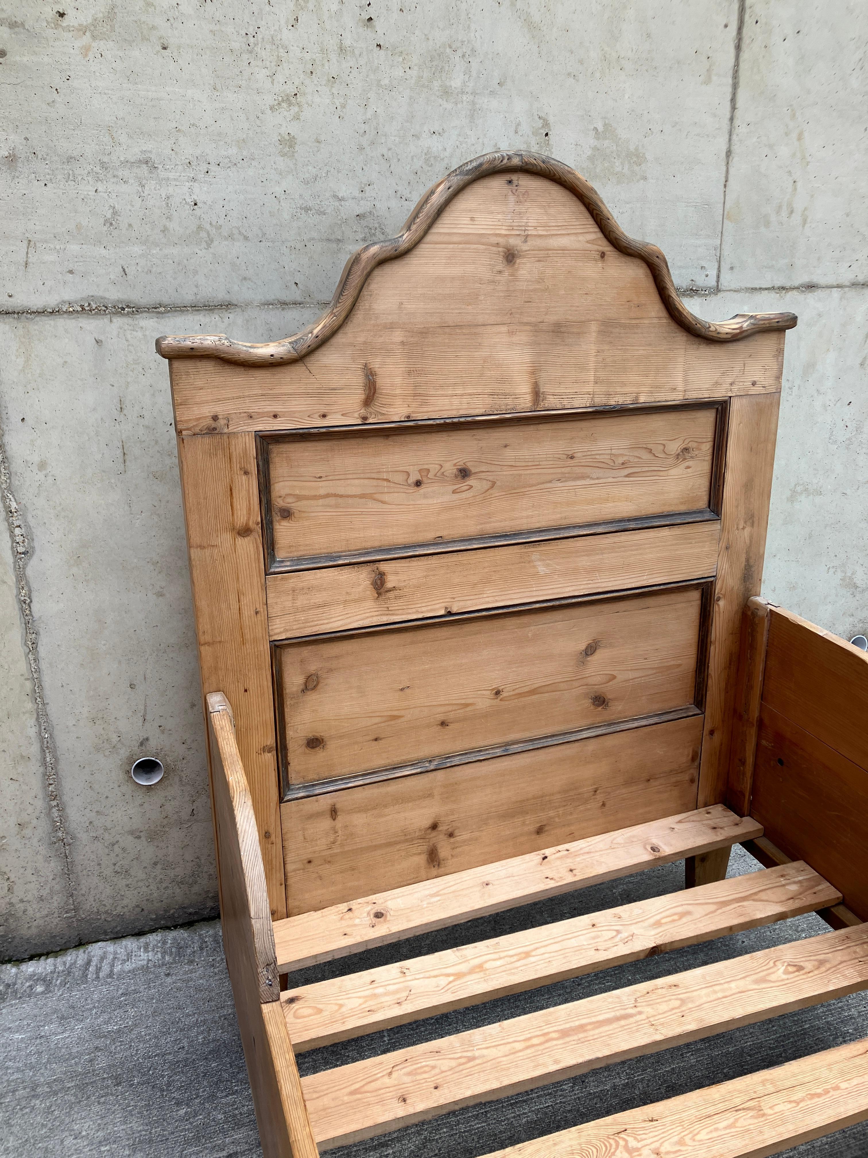 Pin Ancienne boîte à lit anglaise en pin massif en vente