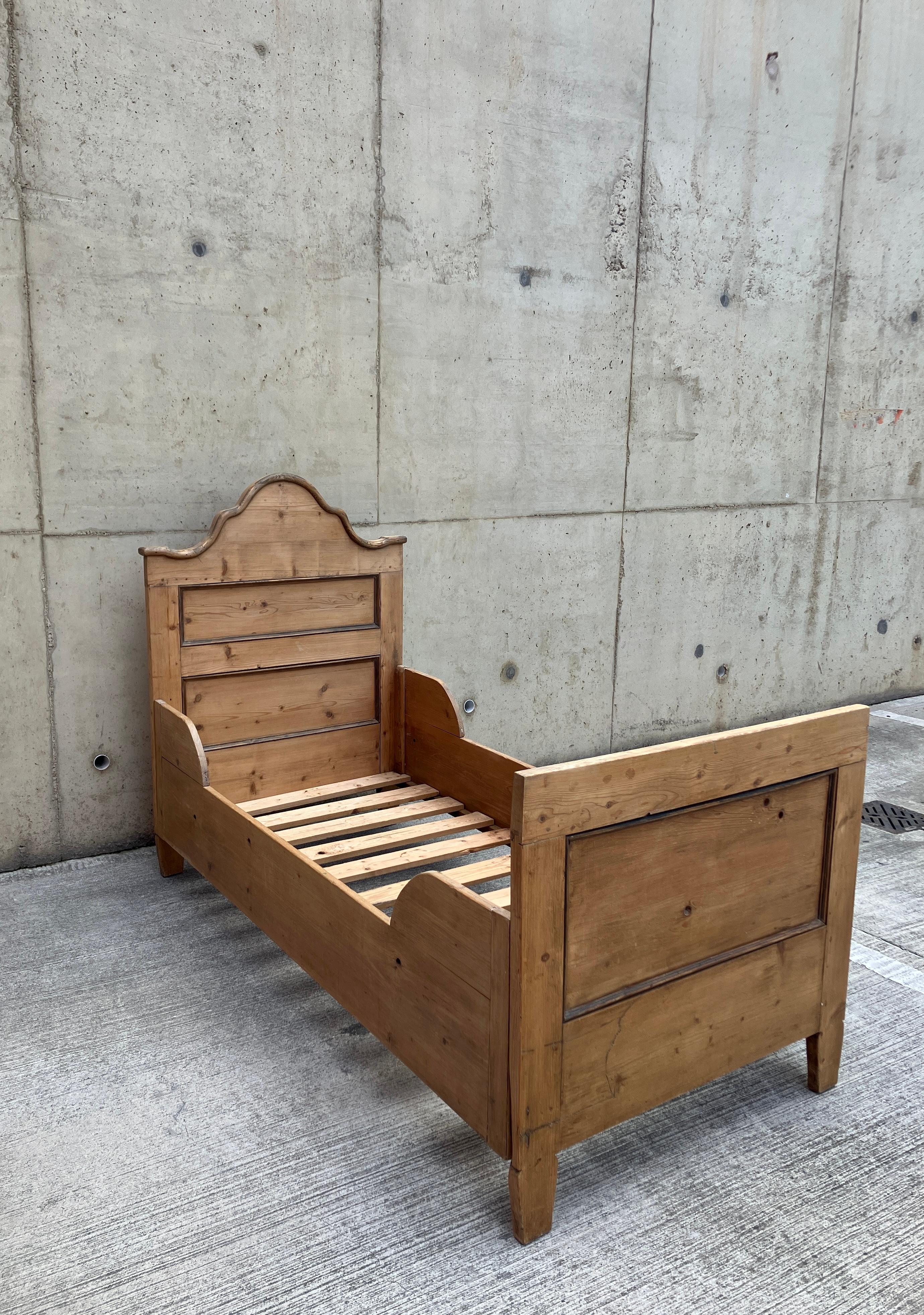 Ancienne boîte à lit anglaise en pin massif en vente 1