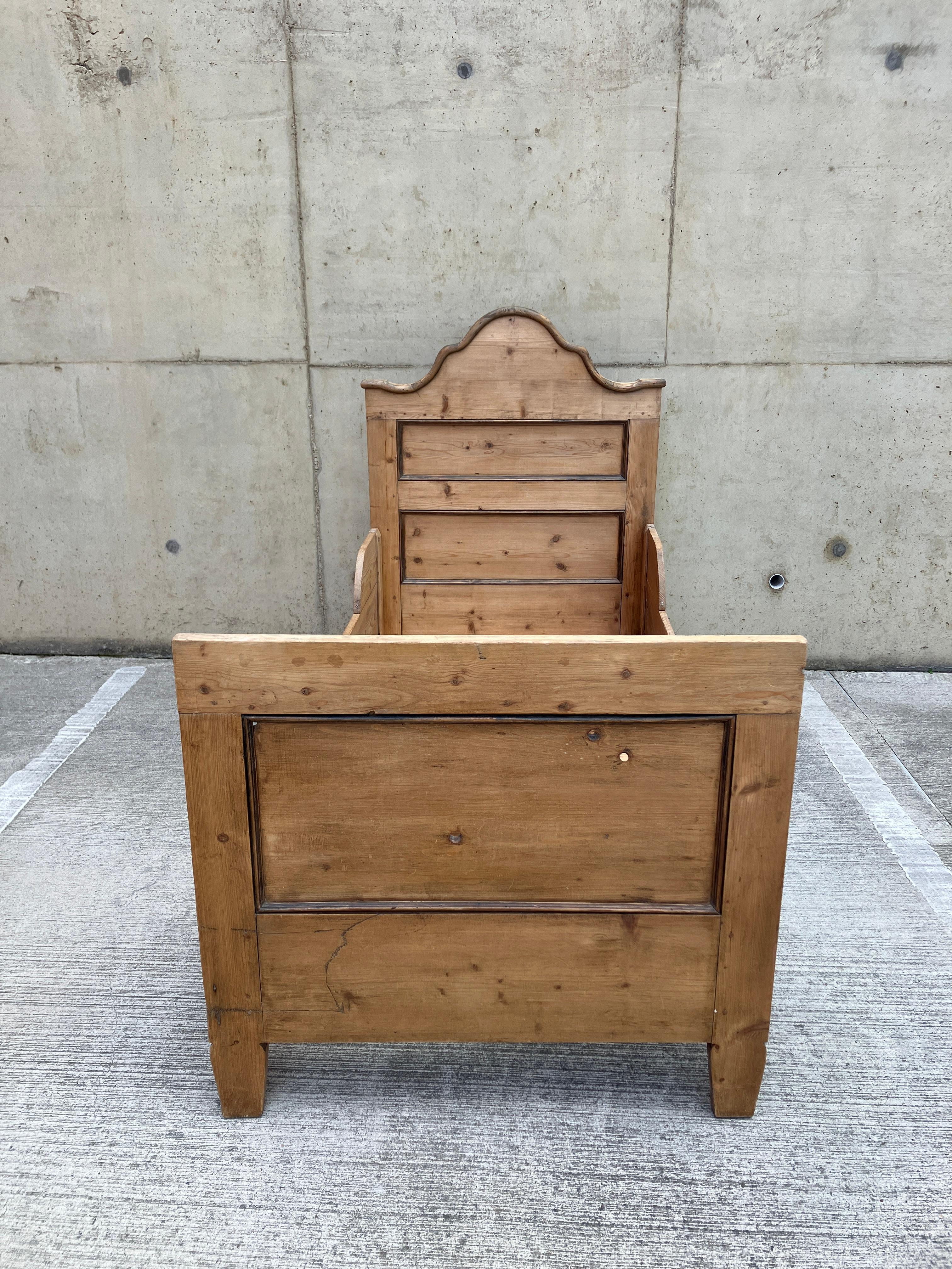 Ancienne boîte à lit anglaise en pin massif en vente 2