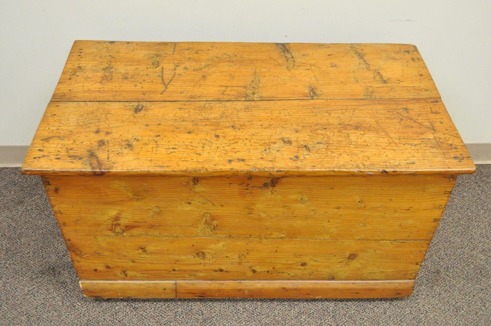 Antique Solid Pine Hand Dovetailed American Primitive Rustic Blanket Chest Trunk In Good Condition In Philadelphia, PA