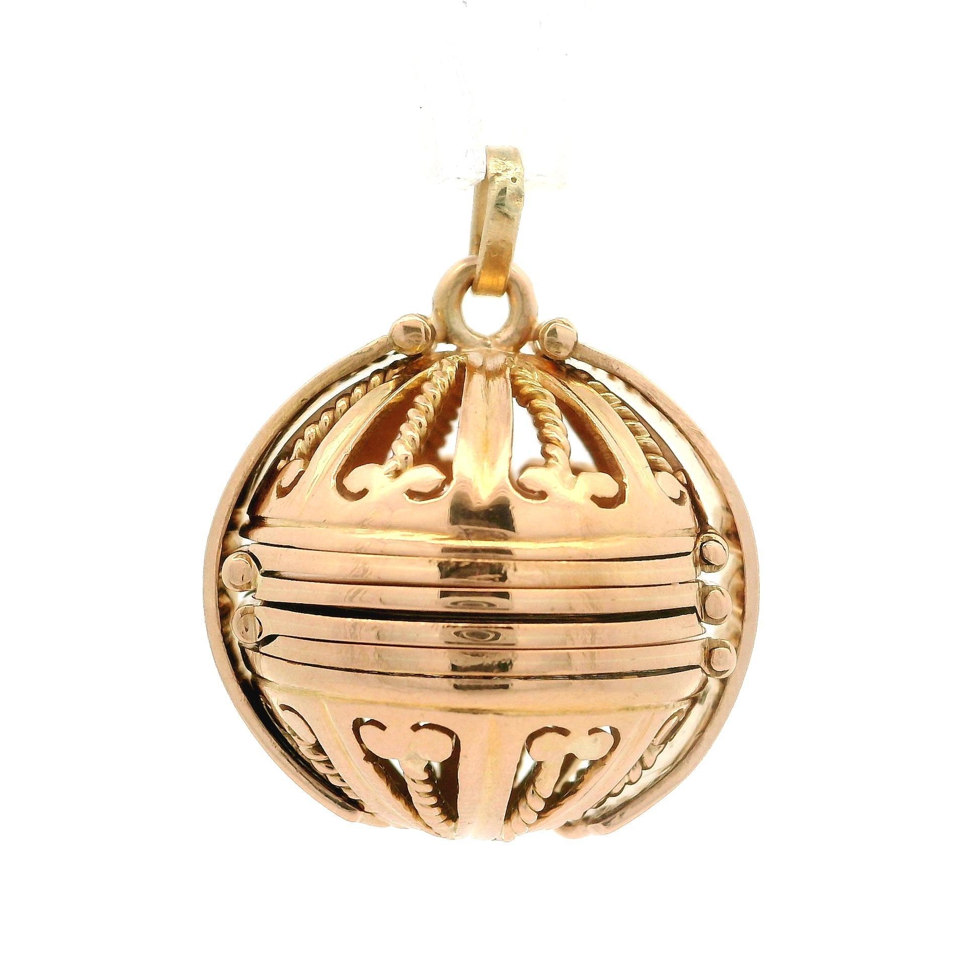 Pendentif pliant antique en or jaune rosé massif Ball and Ball Ornament 3 Picture Folding Locket en vente 5