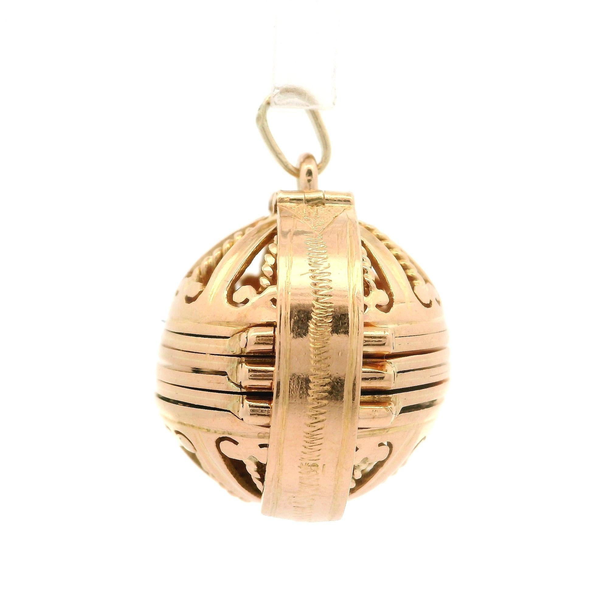 Pendentif pliant antique en or jaune rosé massif Ball and Ball Ornament 3 Picture Folding Locket en vente 6