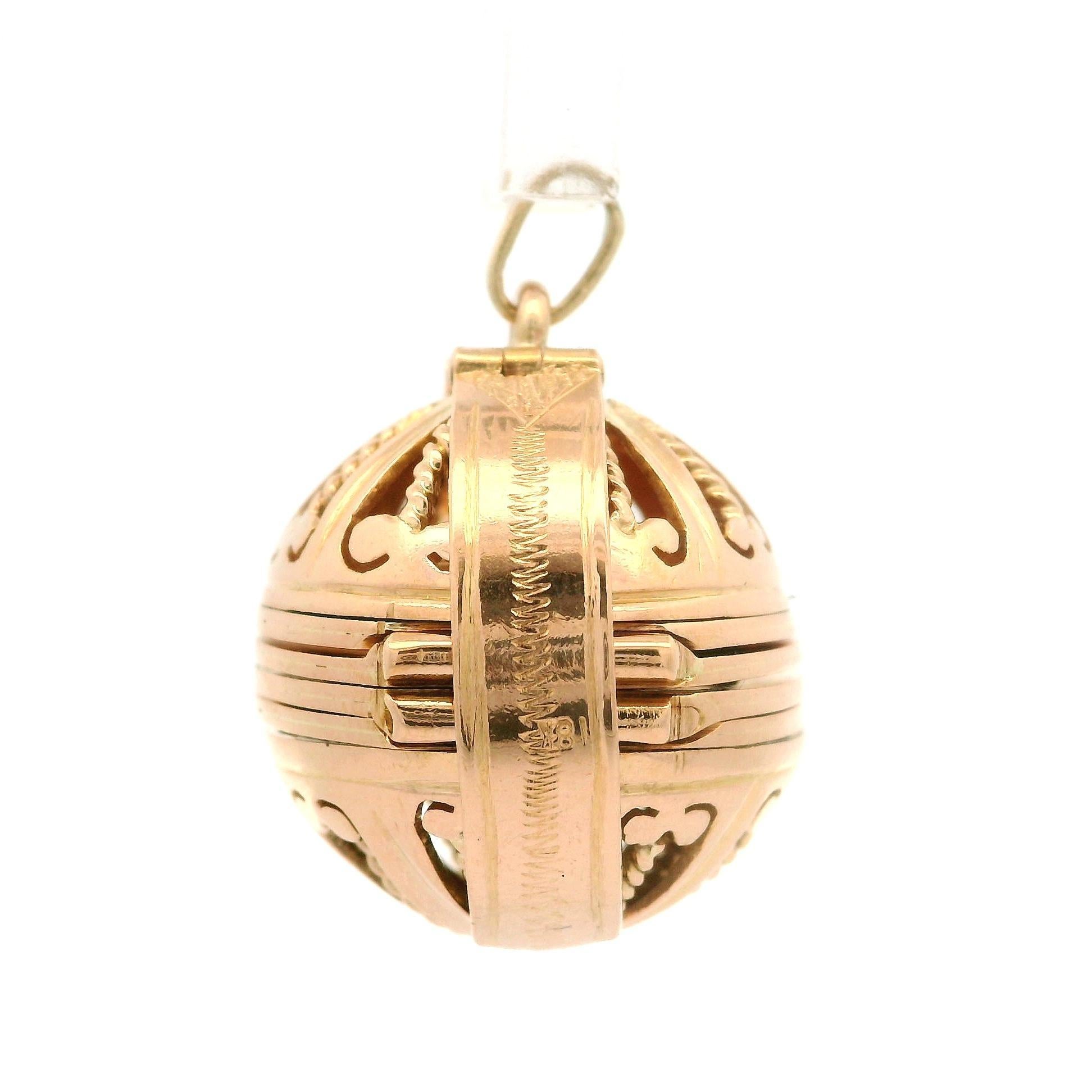 Pendentif pliant antique en or jaune rosé massif Ball and Ball Ornament 3 Picture Folding Locket Excellent état - En vente à Montclair, NJ
