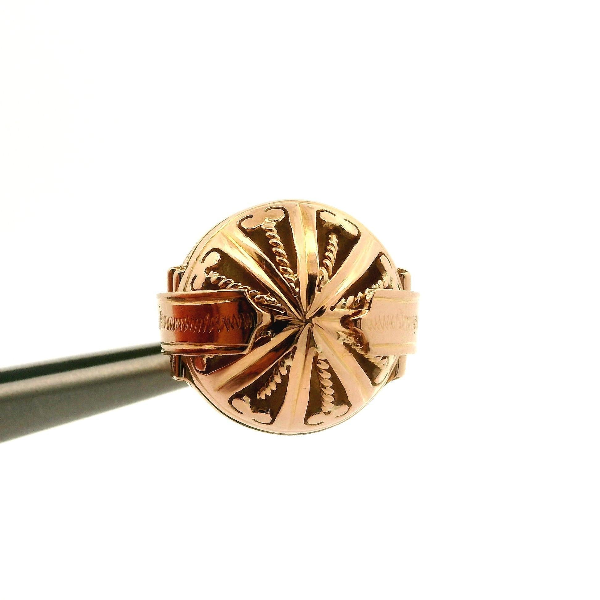 Pendentif pliant antique en or jaune rosé massif Ball and Ball Ornament 3 Picture Folding Locket Pour femmes en vente