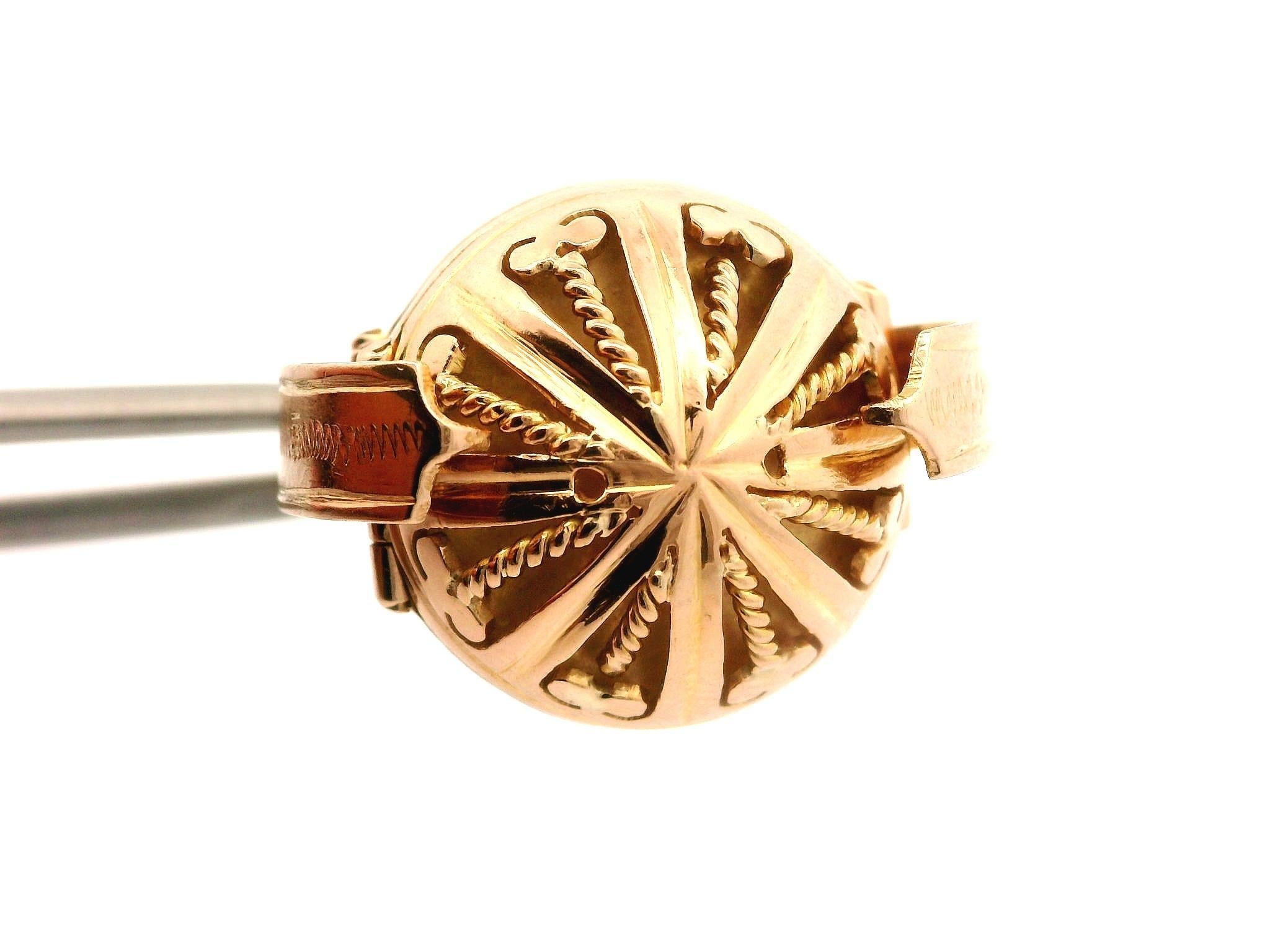 Pendentif pliant antique en or jaune rosé massif Ball and Ball Ornament 3 Picture Folding Locket en vente 1