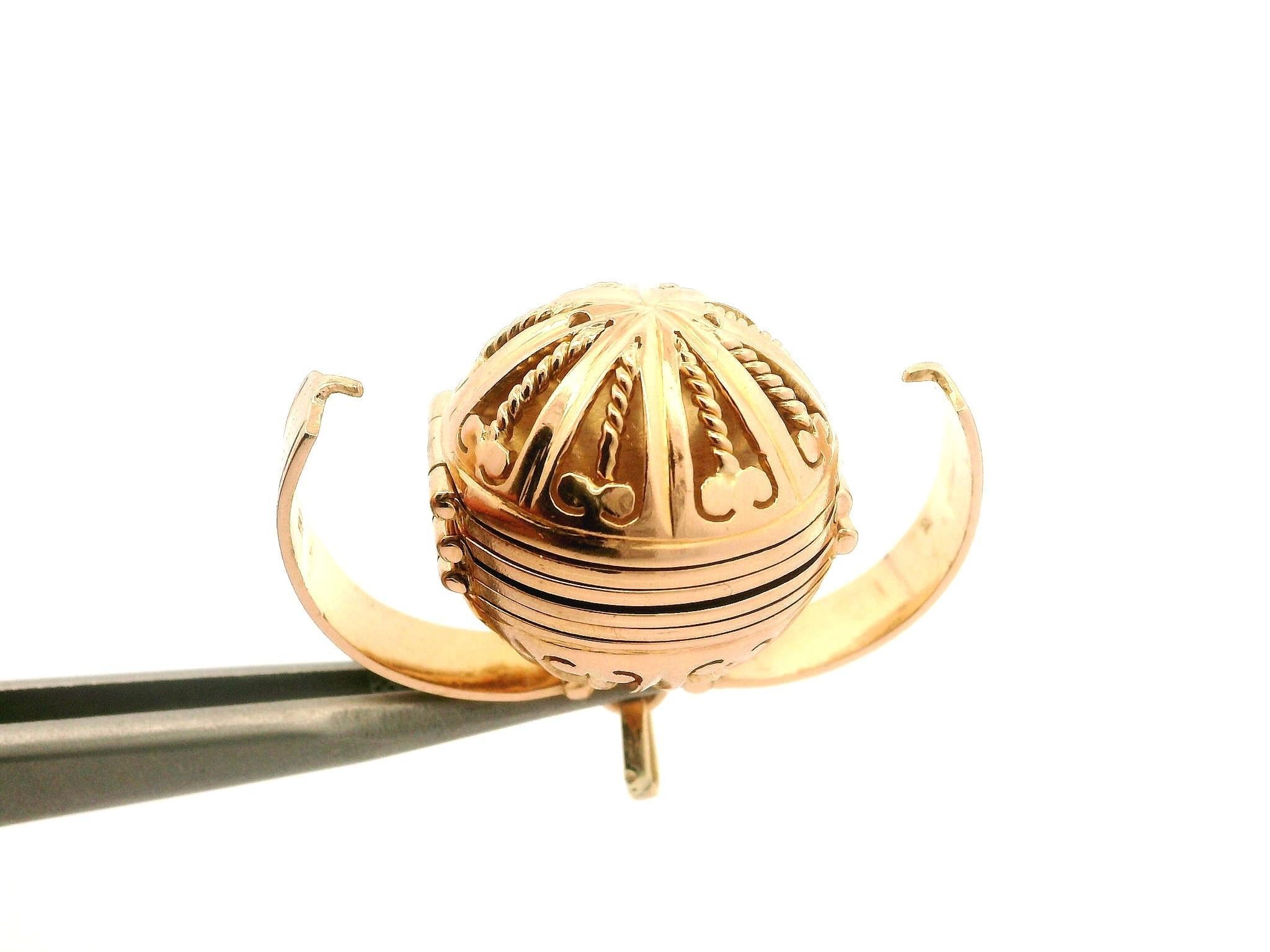 Pendentif pliant antique en or jaune rosé massif Ball and Ball Ornament 3 Picture Folding Locket en vente 2
