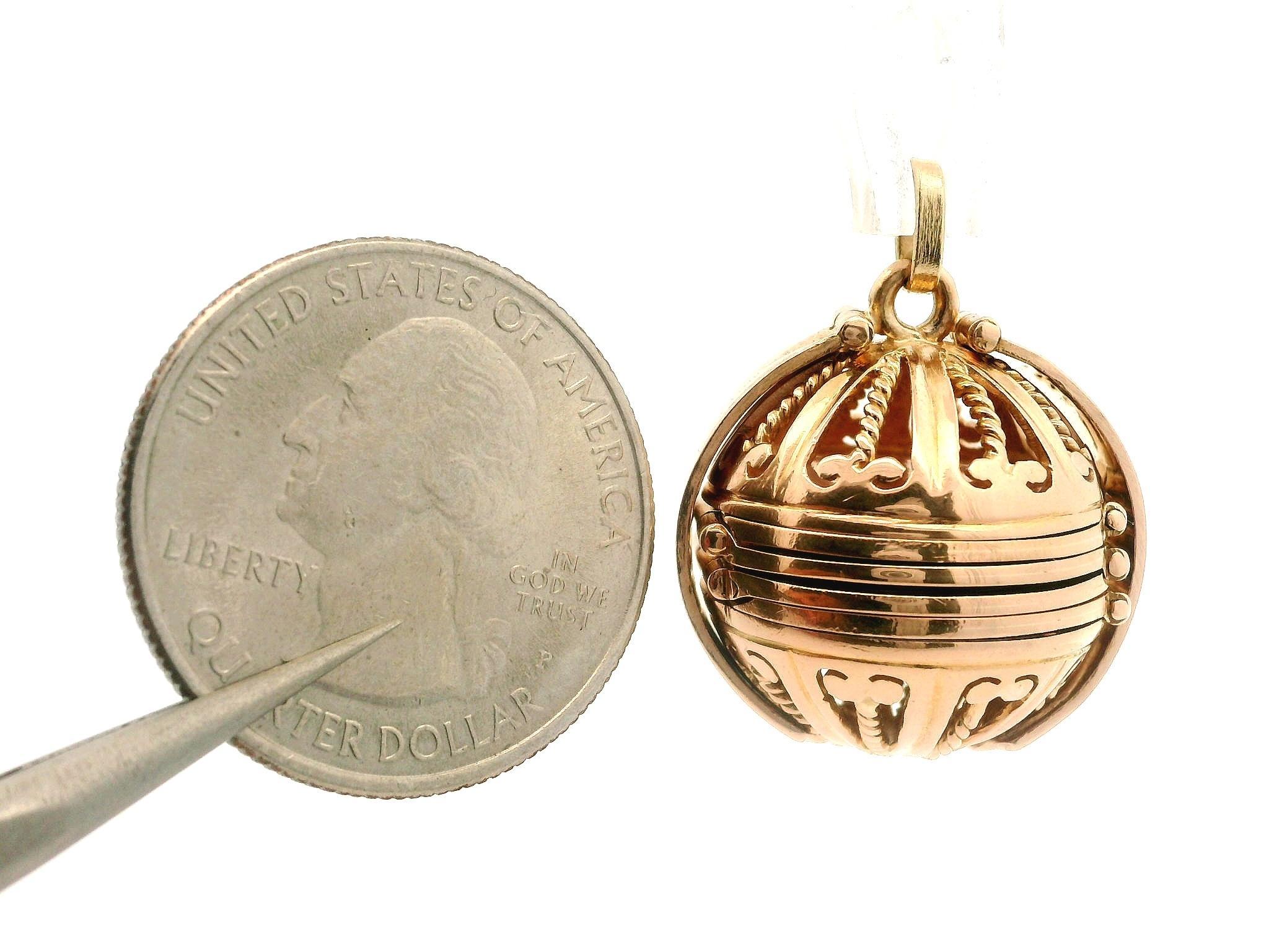 Pendentif pliant antique en or jaune rosé massif Ball and Ball Ornament 3 Picture Folding Locket en vente 3