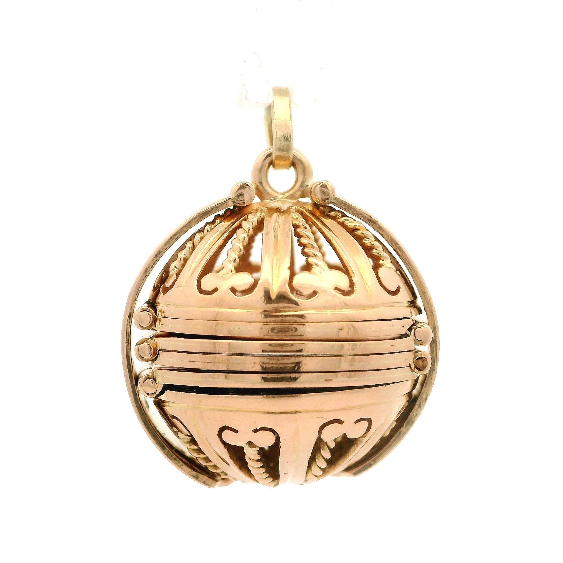 Pendentif pliant antique en or jaune rosé massif Ball and Ball Ornament 3 Picture Folding Locket en vente 4