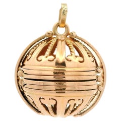 Pendentif pliant antique en or jaune rosé massif Ball and Ball Ornament 3 Picture Folding Locket