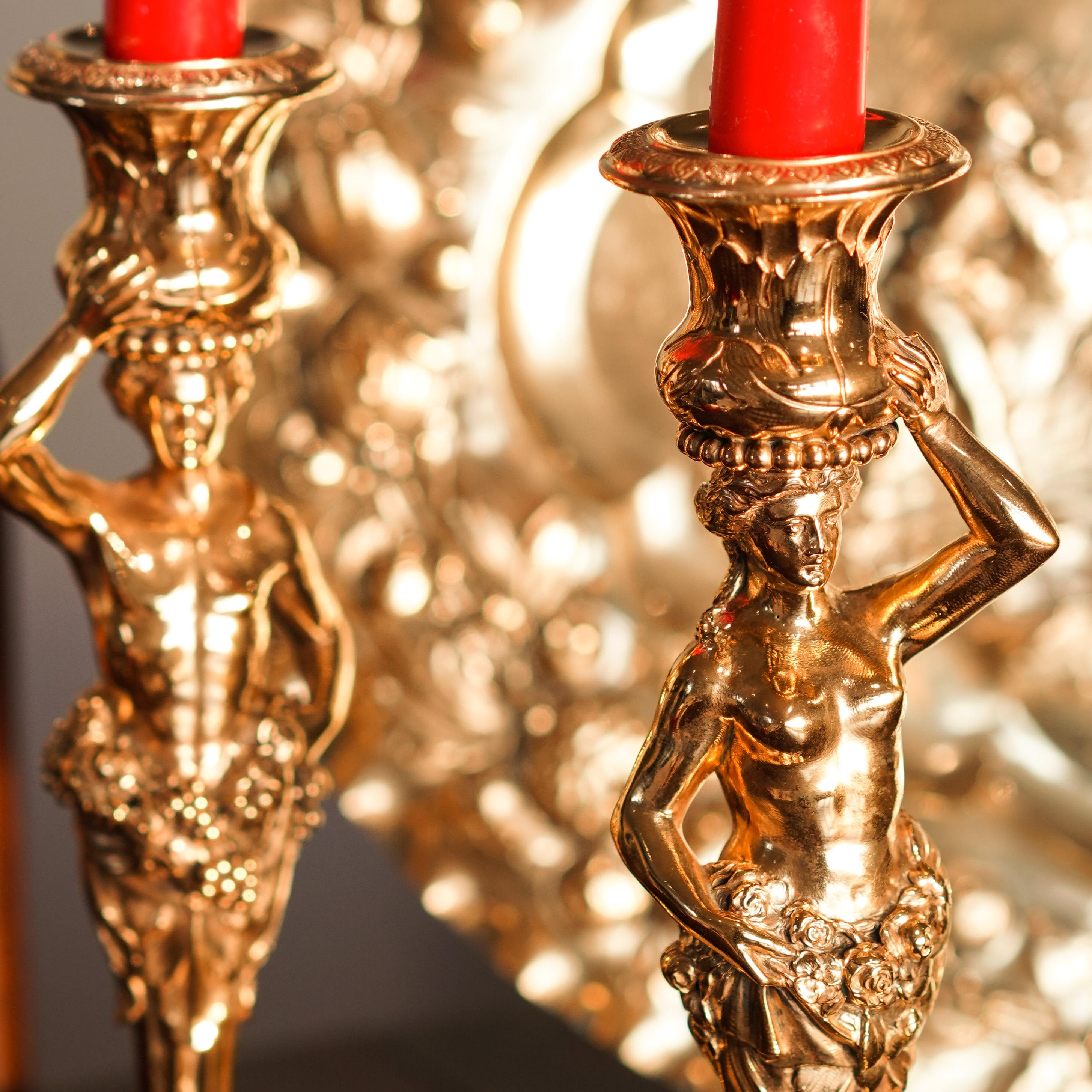 Siamo lieti di offrire questa spettacolare coppia di candelieri a cariatide in argento massiccio dorato realizzati a Vienna durante l'impero austro-ungarico da J.C. Klinkosch, 1870 circa. 

J.C. Klinkosch era l'argentiere imperiale dell'imperatore