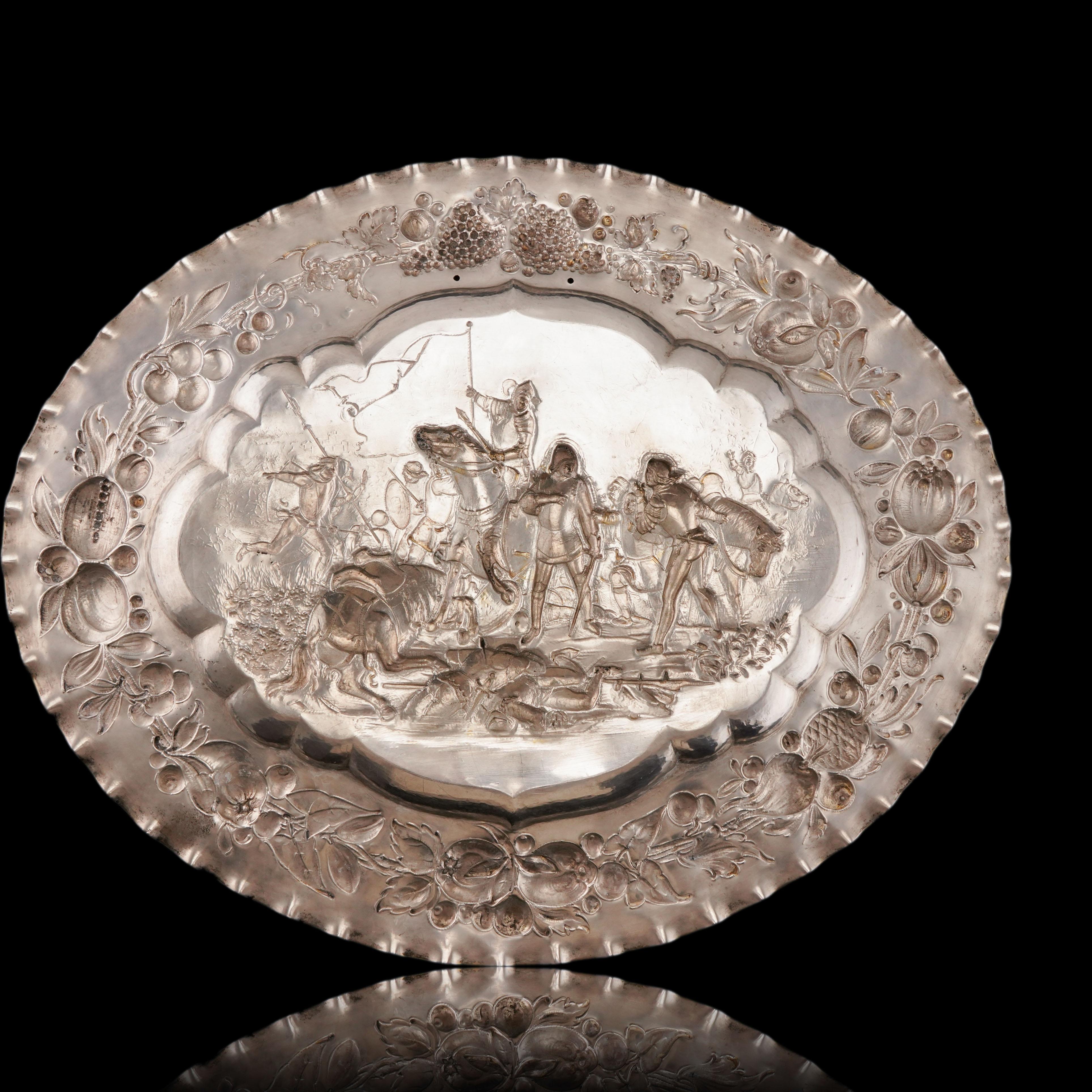 Assiette de présentation en argent massif doré antique (50 cm) avec scène de bataille 19ème siècle en vente 5