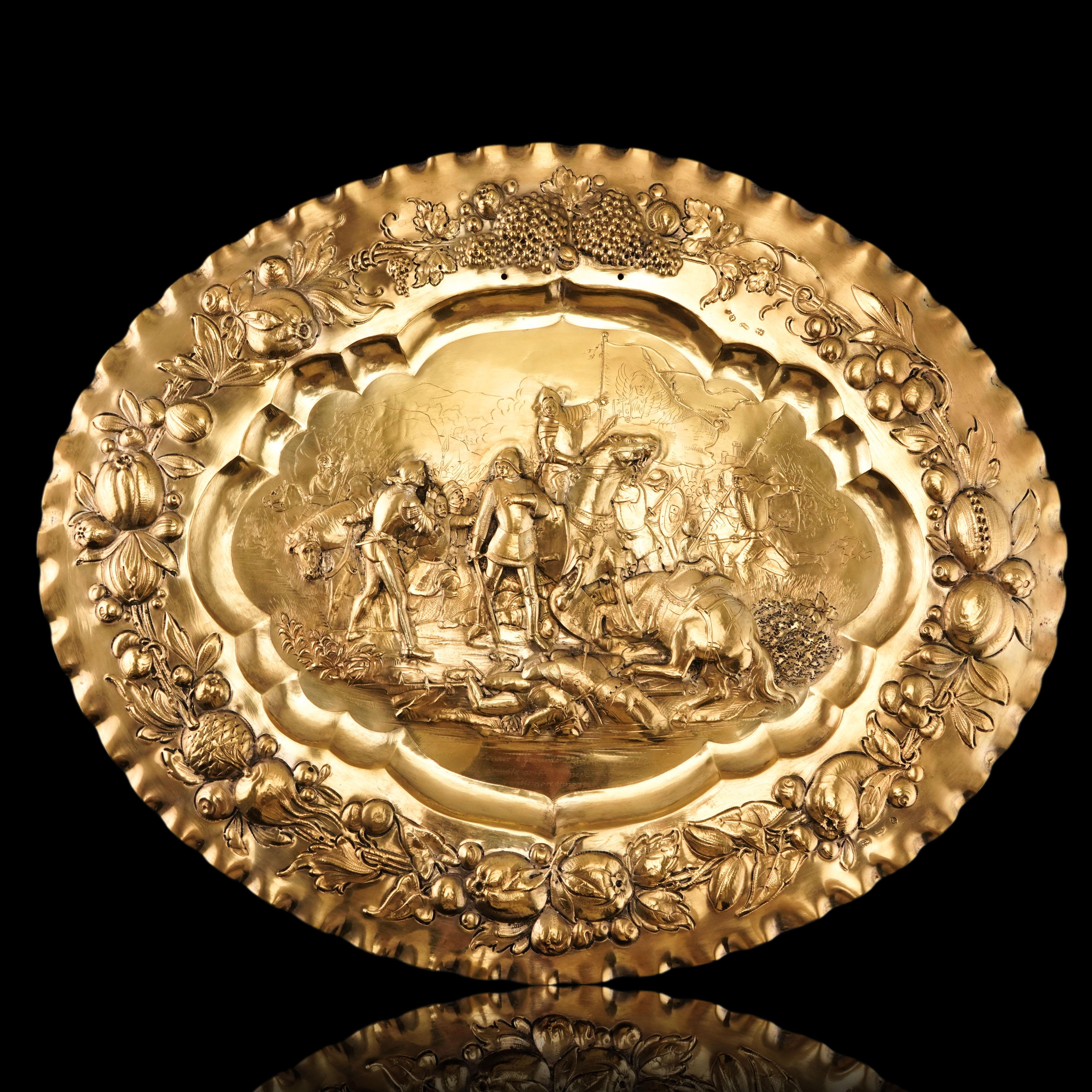 Assiette de présentation en argent massif doré antique (50 cm) avec scène de bataille 19ème siècle en vente 6