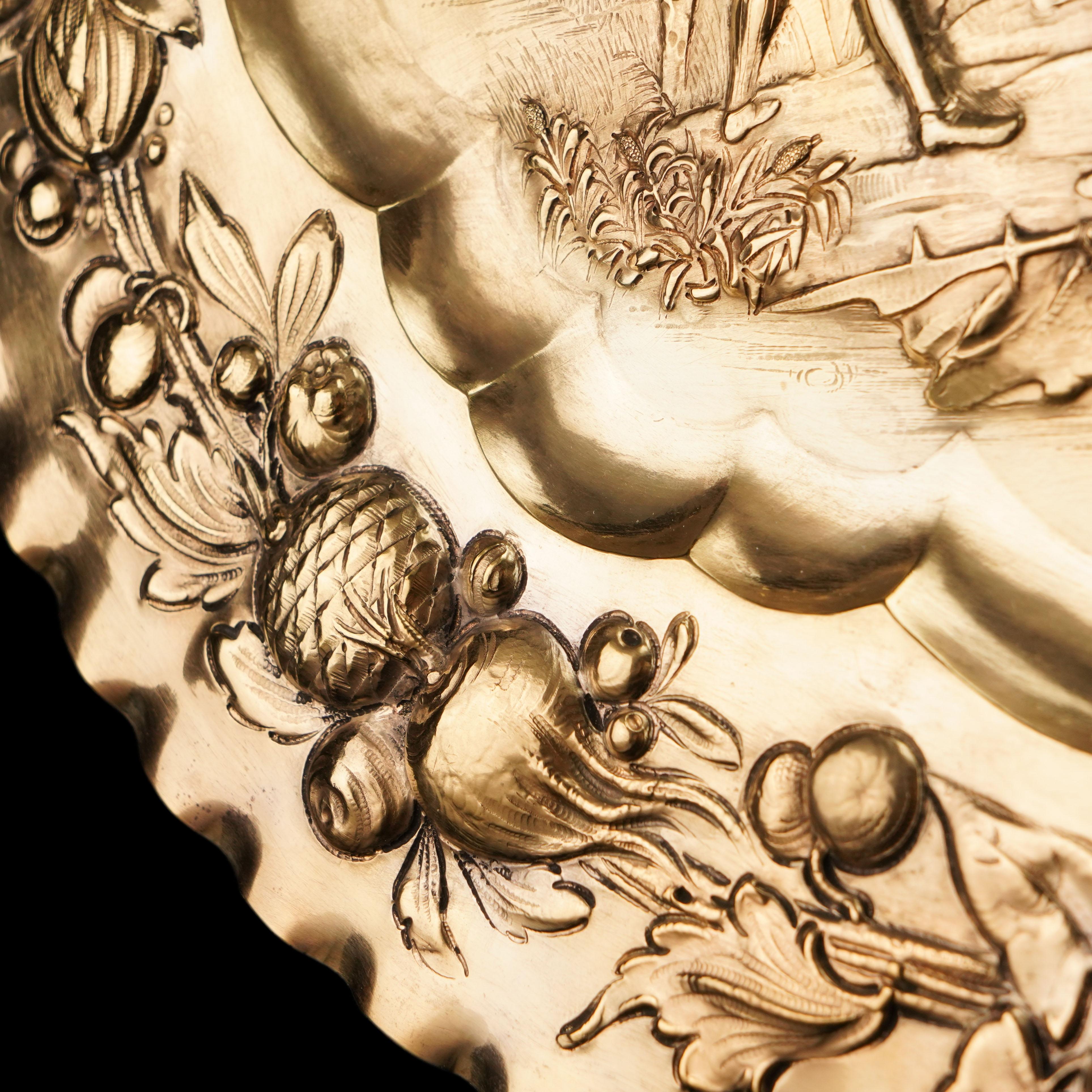 Assiette de présentation en argent massif doré antique (50 cm) avec scène de bataille 19ème siècle en vente 7