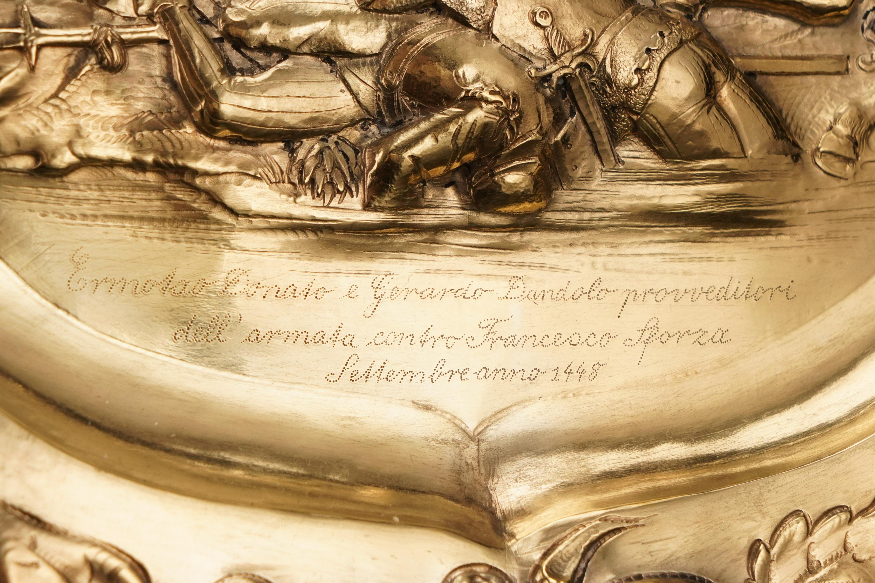 Assiette de présentation en argent massif doré antique (50 cm) avec scène de bataille 19ème siècle en vente 10