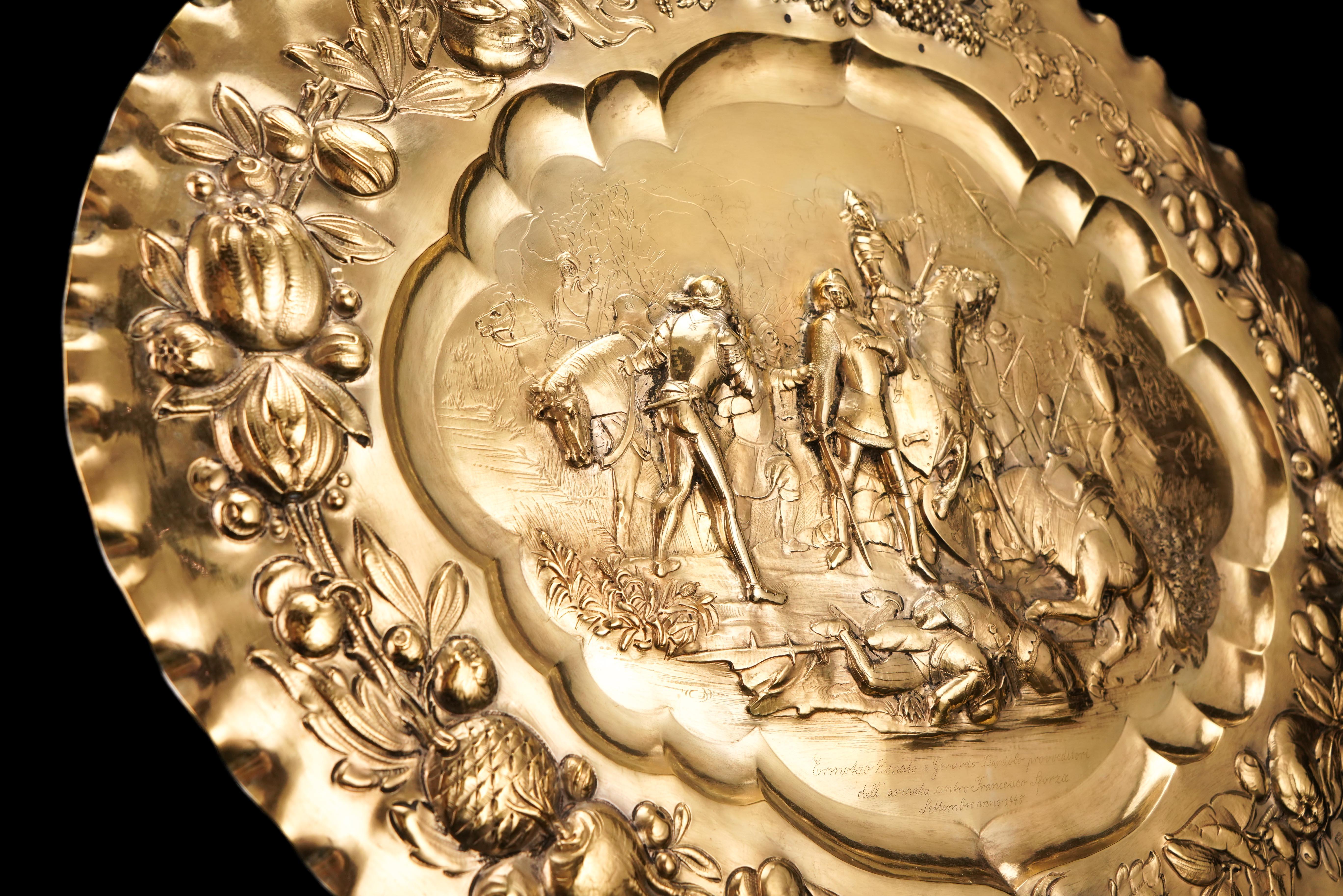 Assiette de présentation en argent massif doré antique (50 cm) avec scène de bataille 19ème siècle en vente 11