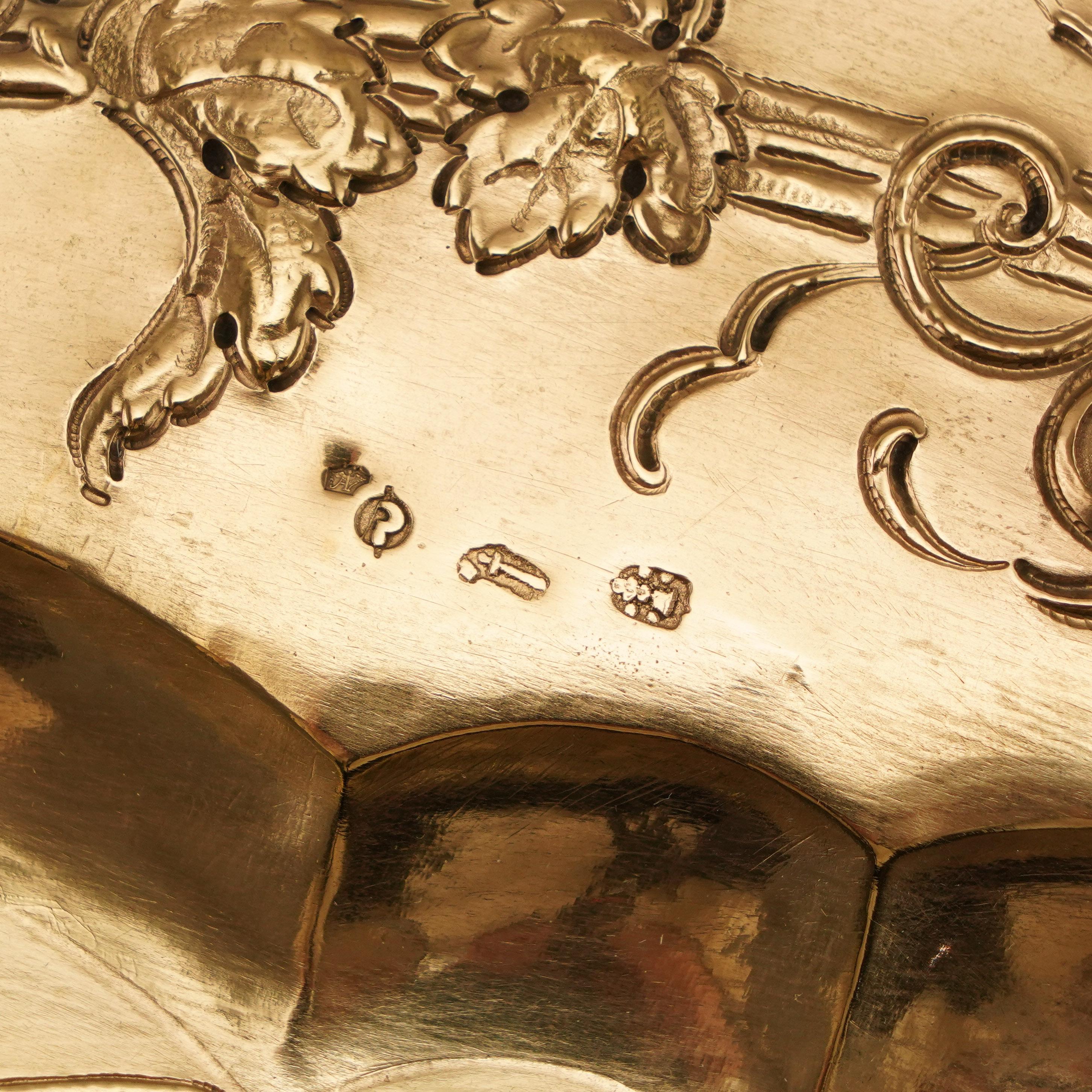 Assiette de présentation en argent massif doré antique (50 cm) avec scène de bataille 19ème siècle en vente 13