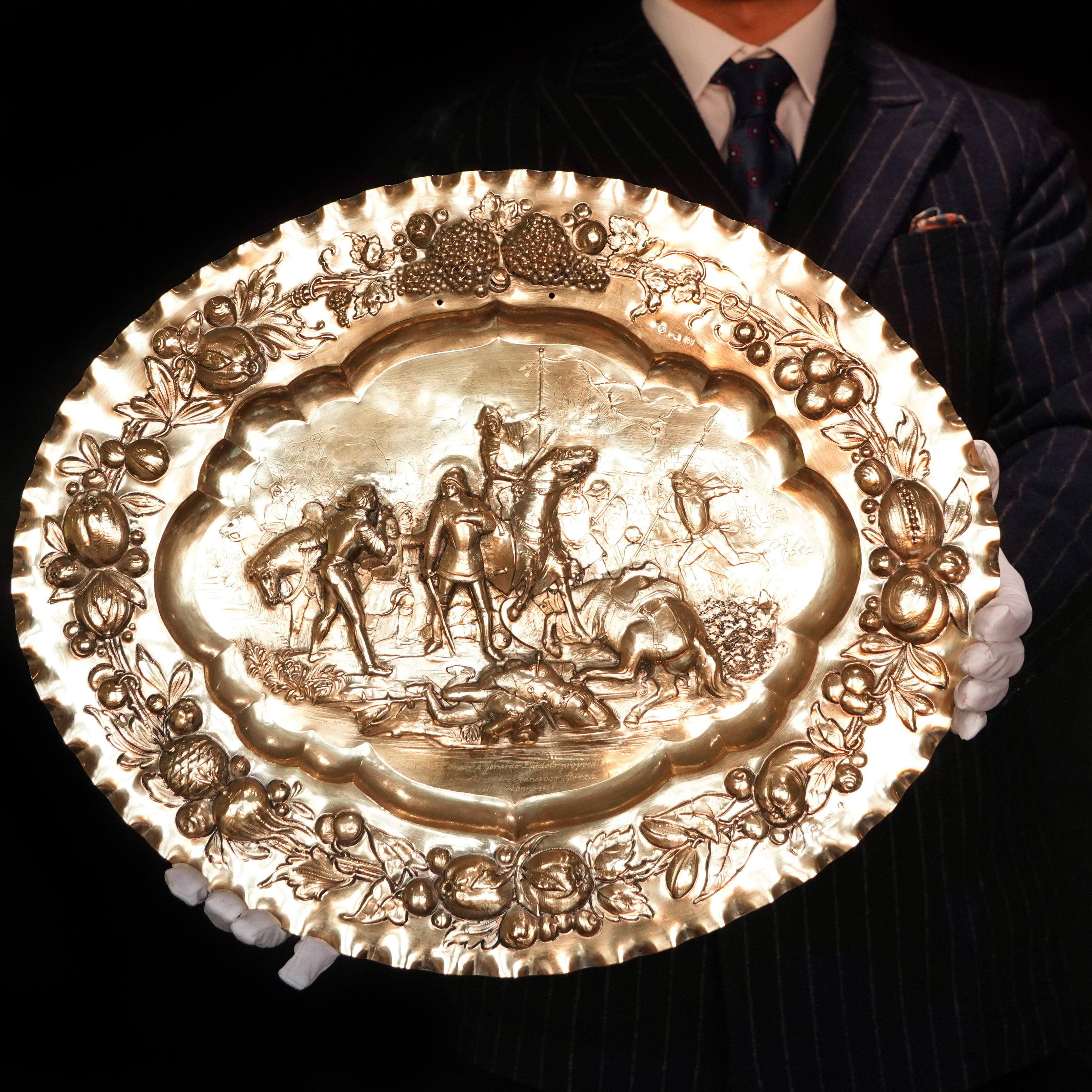 Assiette de présentation en argent massif doré antique (50 cm) avec scène de bataille 19ème siècle en vente 14