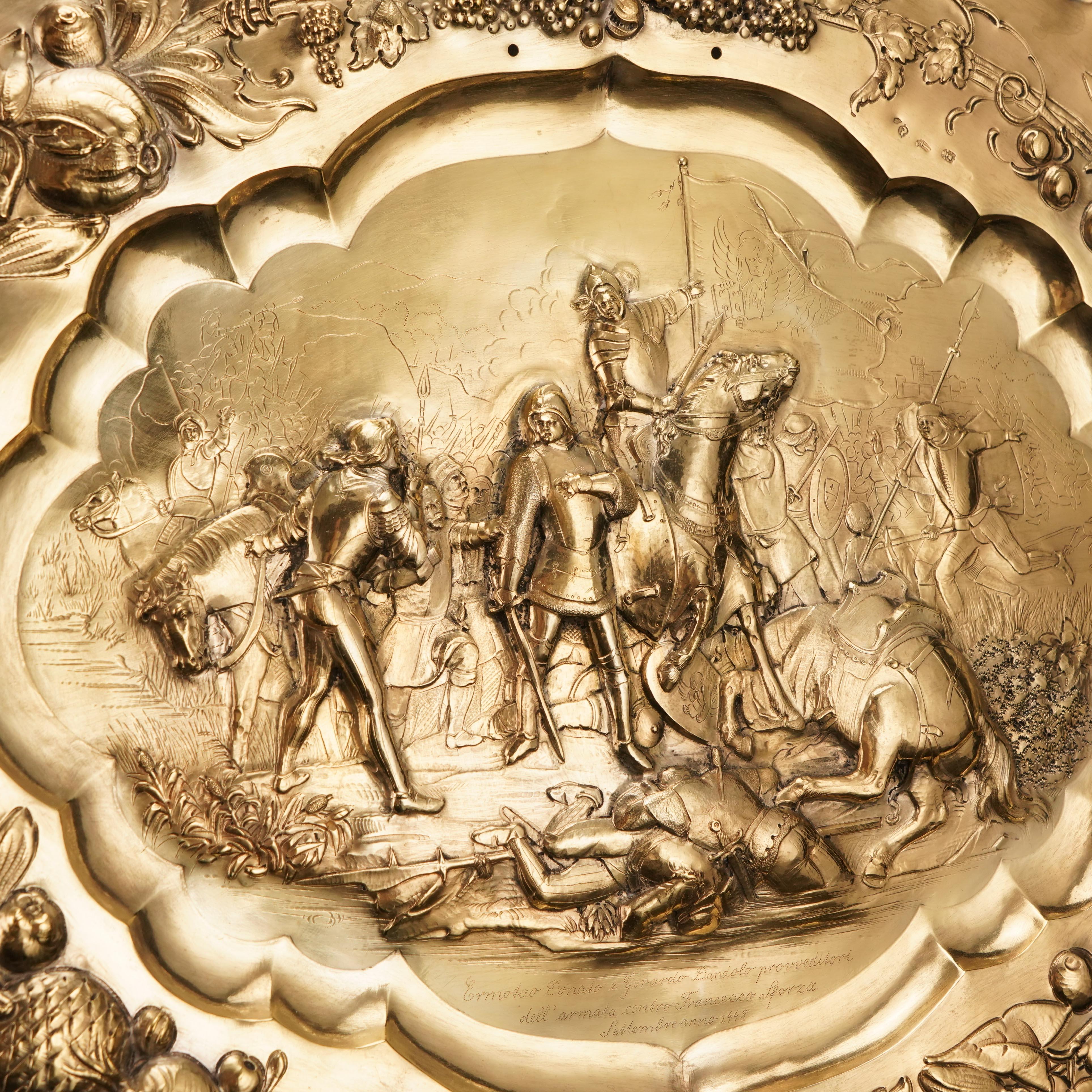 Nous avons le plaisir de vous proposer ce magnifique chargeur/plateau en argent massif doré, réalisé au milieu de la fin du XIXe siècle. 

Impressionnant par sa taille et sa présence, ce plat est certainement une pièce d'orfèvrerie qui attire