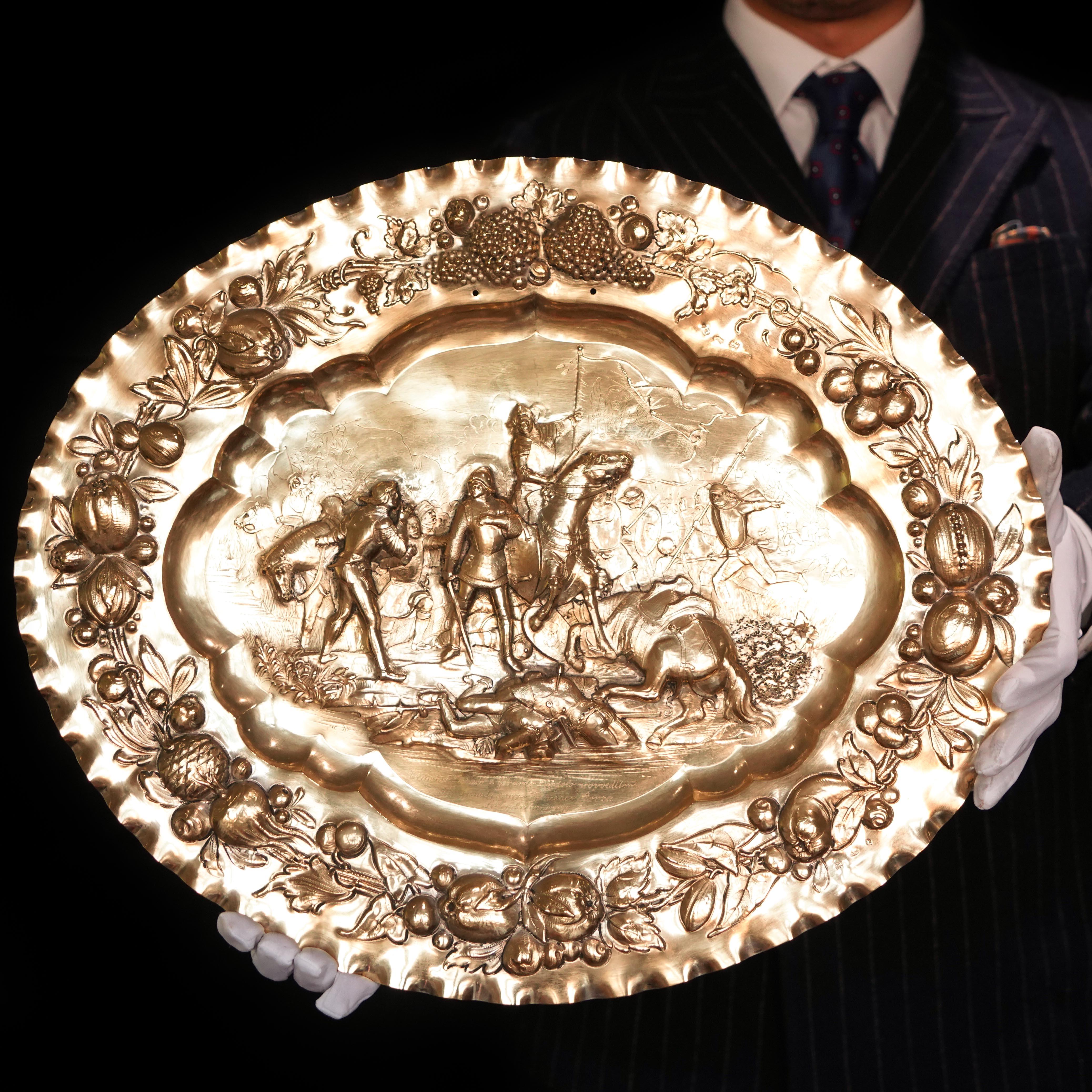 Assiette de présentation en argent massif doré antique (50 cm) avec scène de bataille 19ème siècle en vente 15
