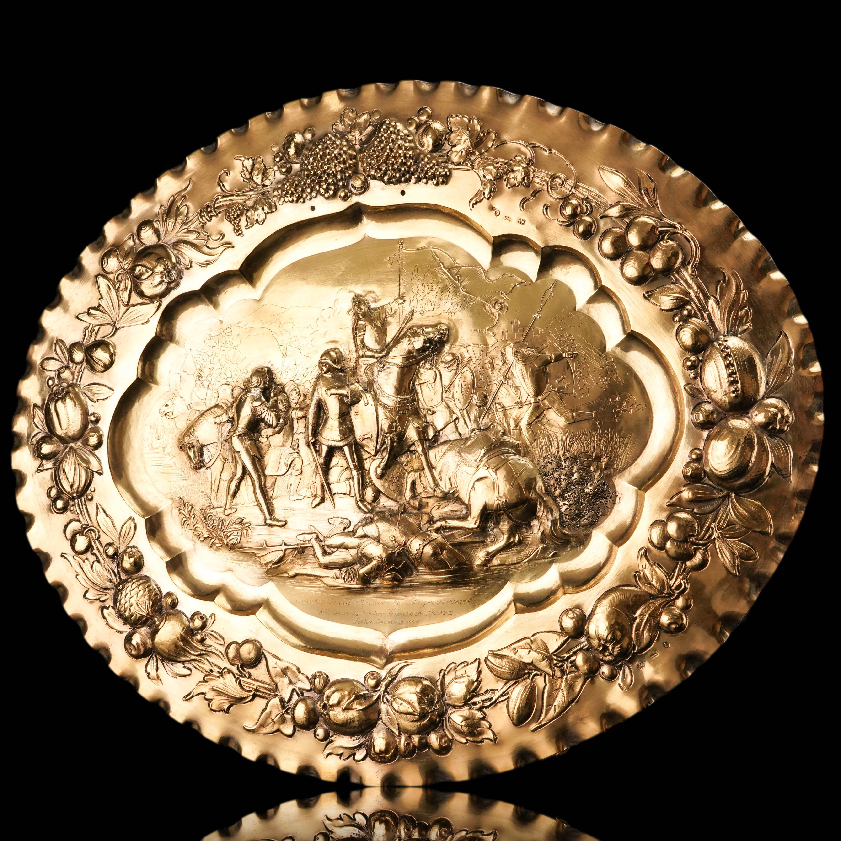 XIXe siècle Assiette de présentation en argent massif doré antique (50 cm) avec scène de bataille 19ème siècle en vente