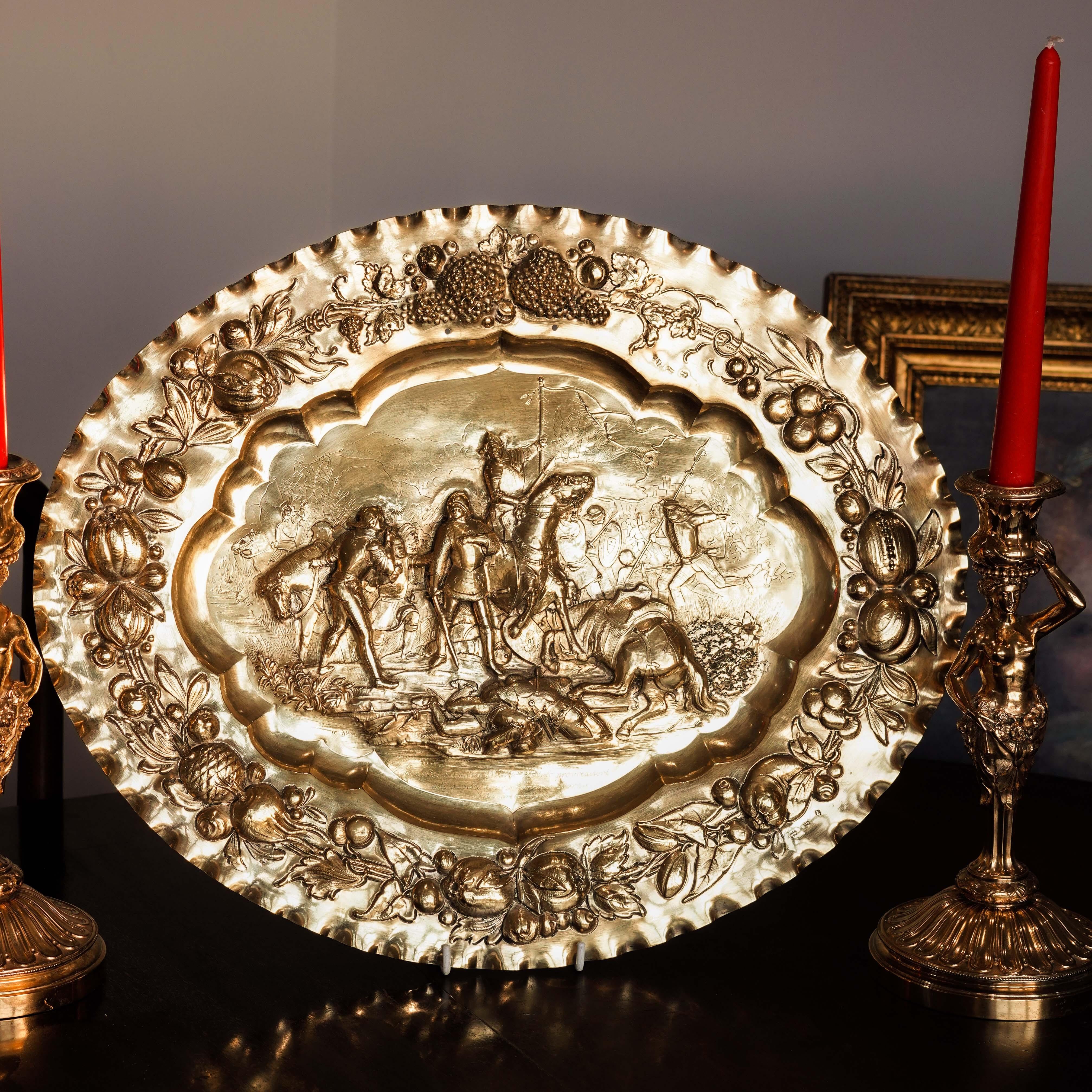 Argent Assiette de présentation en argent massif doré antique (50 cm) avec scène de bataille 19ème siècle en vente
