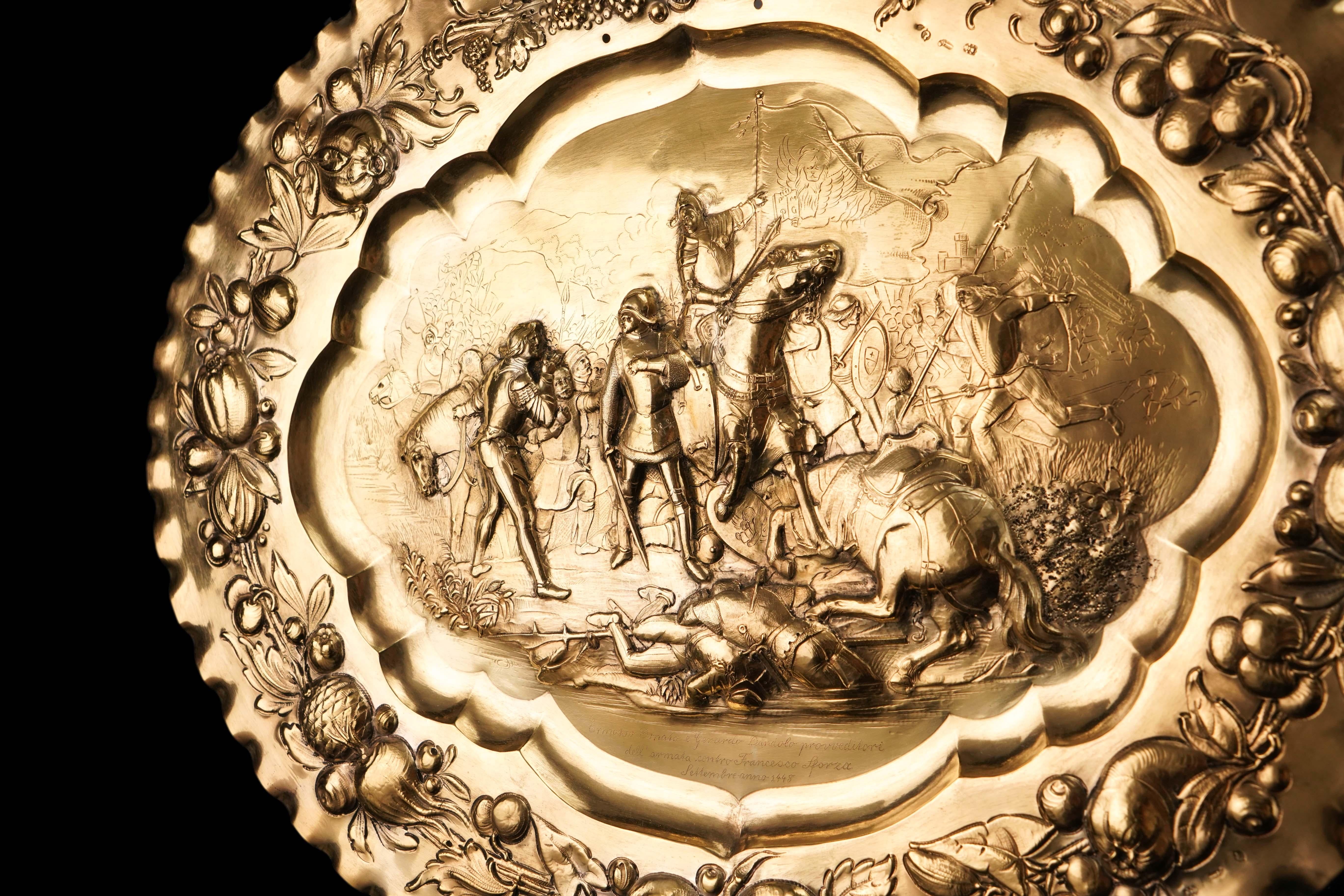 Assiette de présentation en argent massif doré antique (50 cm) avec scène de bataille 19ème siècle en vente 1