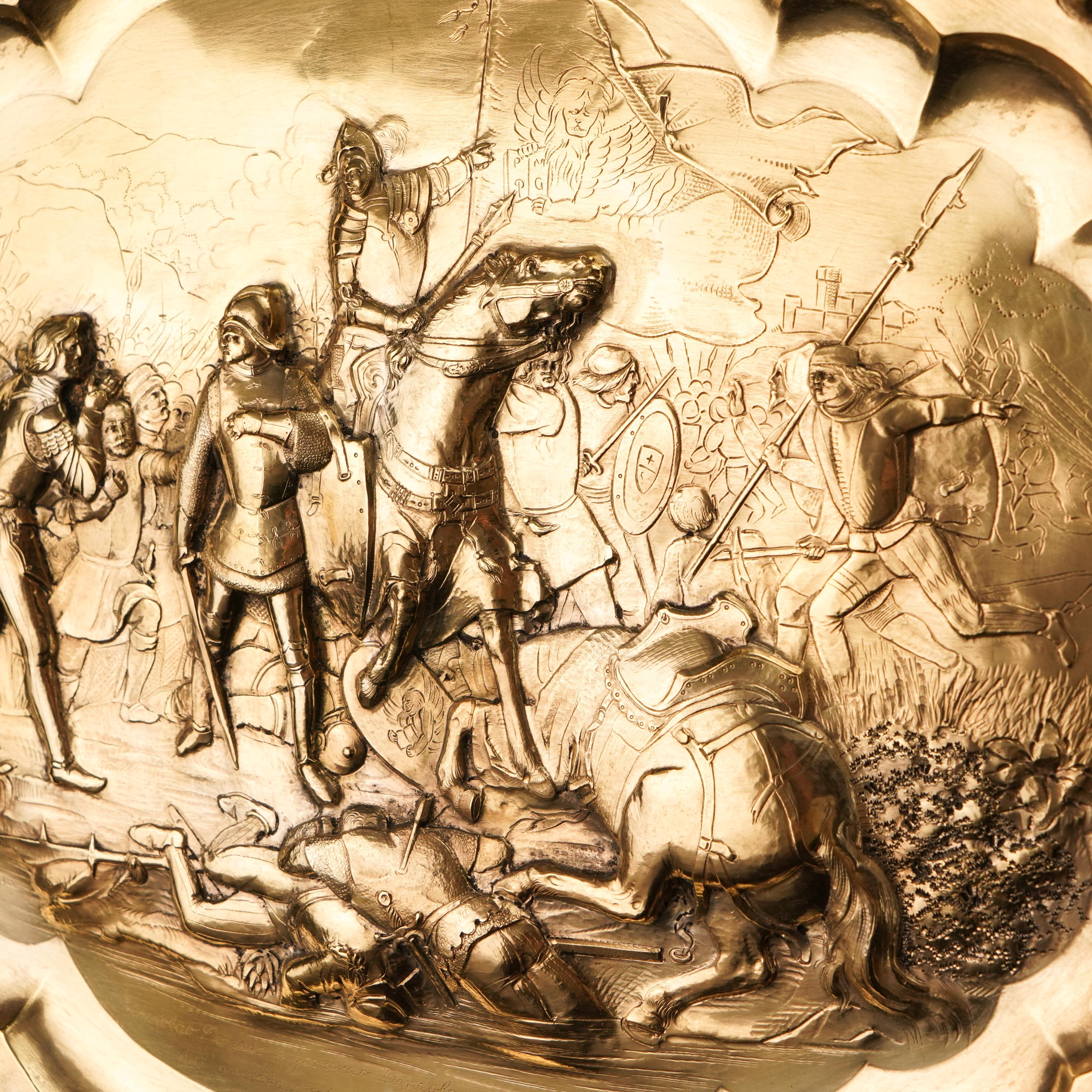 Assiette de présentation en argent massif doré antique (50 cm) avec scène de bataille 19ème siècle en vente 2