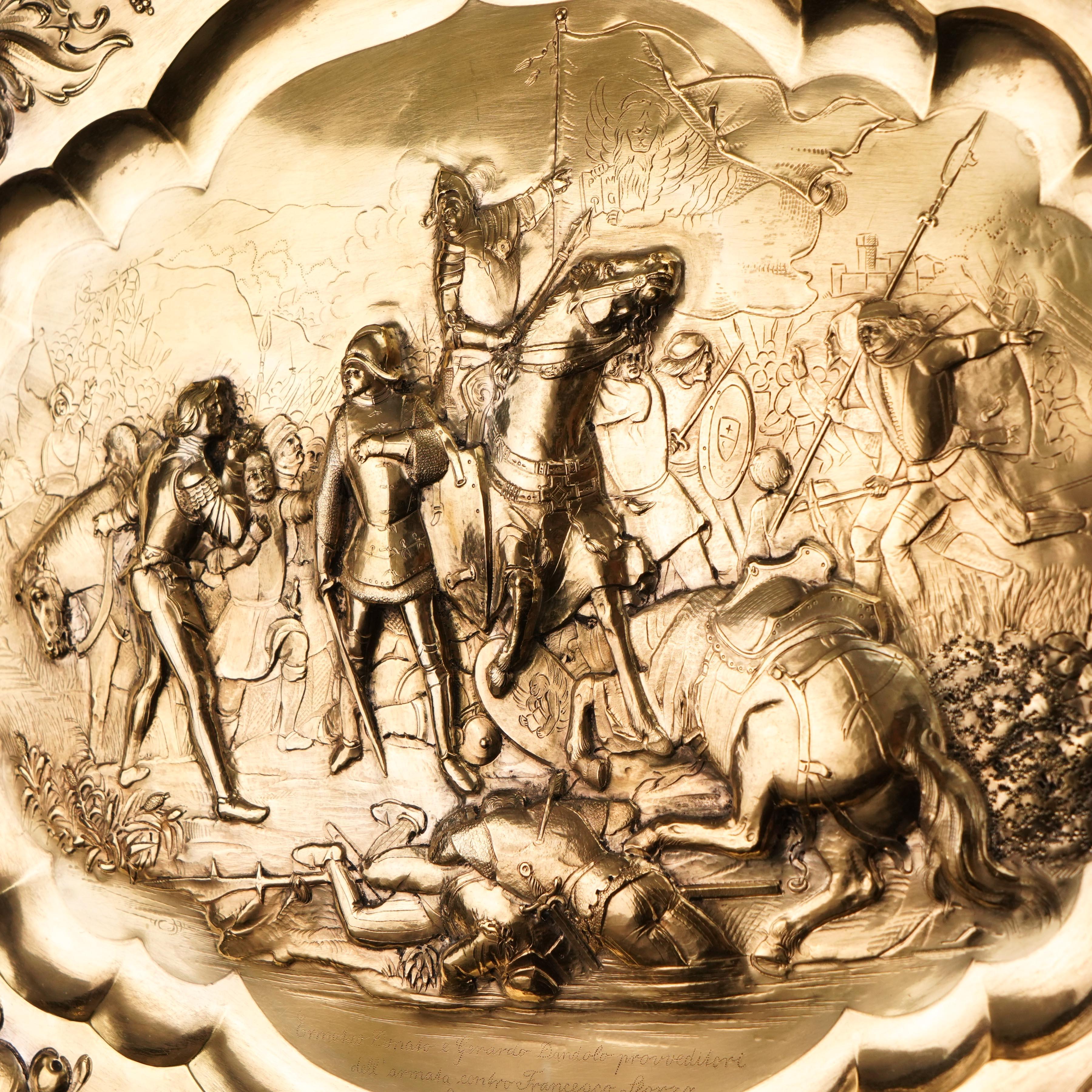Assiette de présentation en argent massif doré antique (50 cm) avec scène de bataille 19ème siècle en vente 3