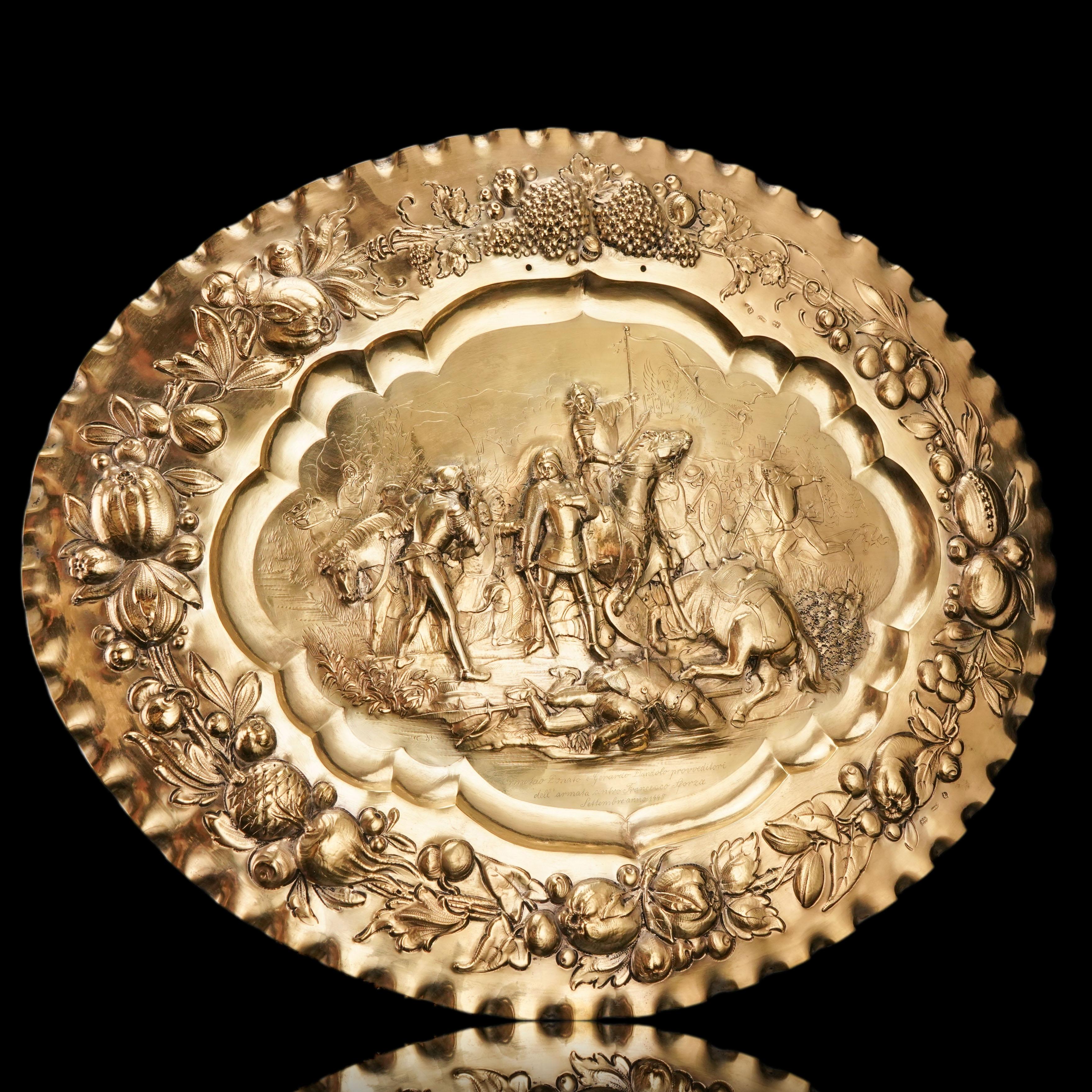 Assiette de présentation en argent massif doré antique (50 cm) avec scène de bataille 19ème siècle en vente 4