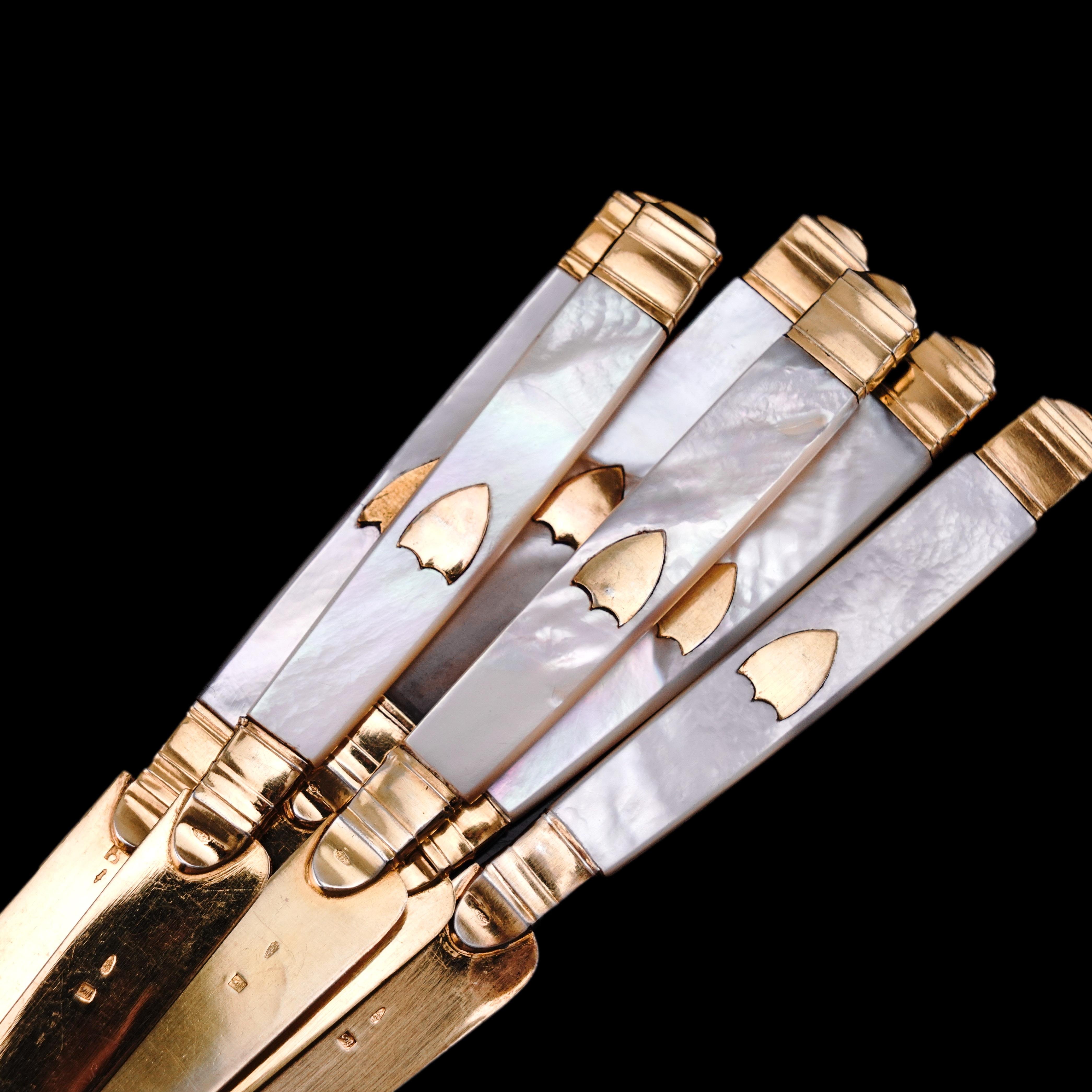 Antico set di 6 coltelli in argento massiccio dorato con madreperla - A.I.C. olandese del 19° secolo in vendita 10