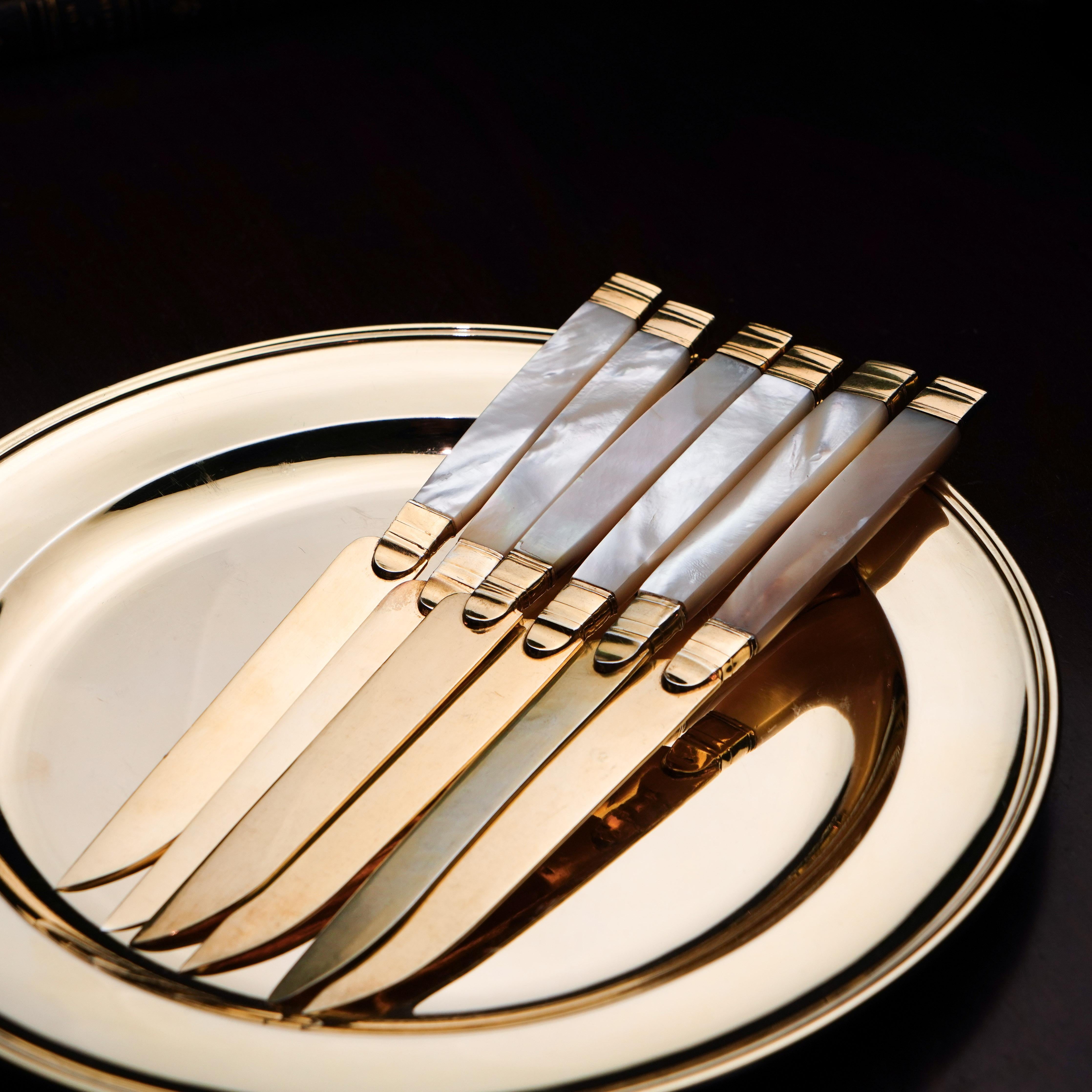 Siamo lieti di offrire questo bellissimo set di coltelli olandesi in argento massiccio dorato del XIX secolo, realizzati nei Paesi Bassi meridionali intorno al 1840. 
 
Questo set è caratterizzato da un meraviglioso manico in madreperla e da un