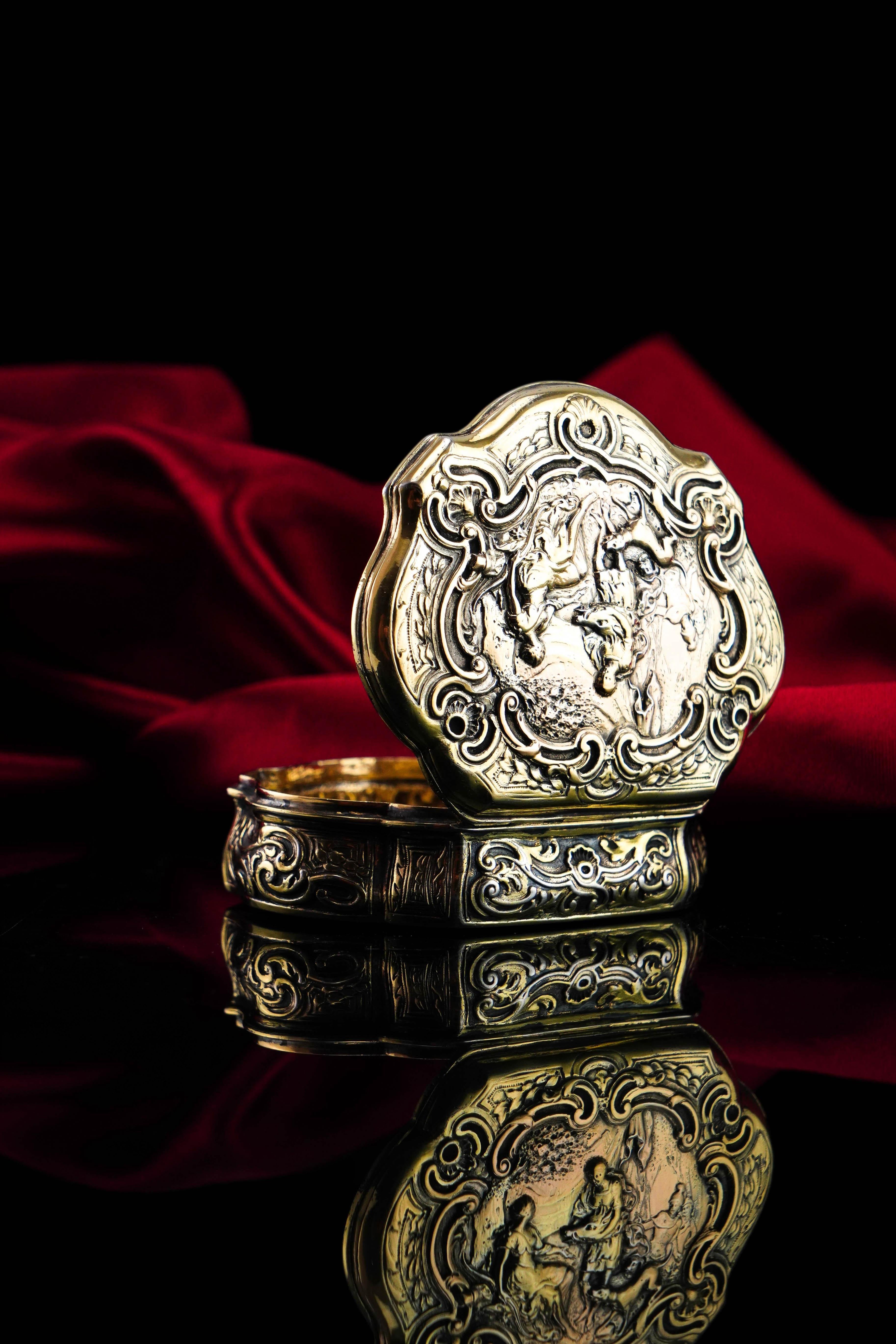 Antique Solid Silver Gilt Table Snuff Box, Rococo Motif and Meleager 18th c. For Sale 11