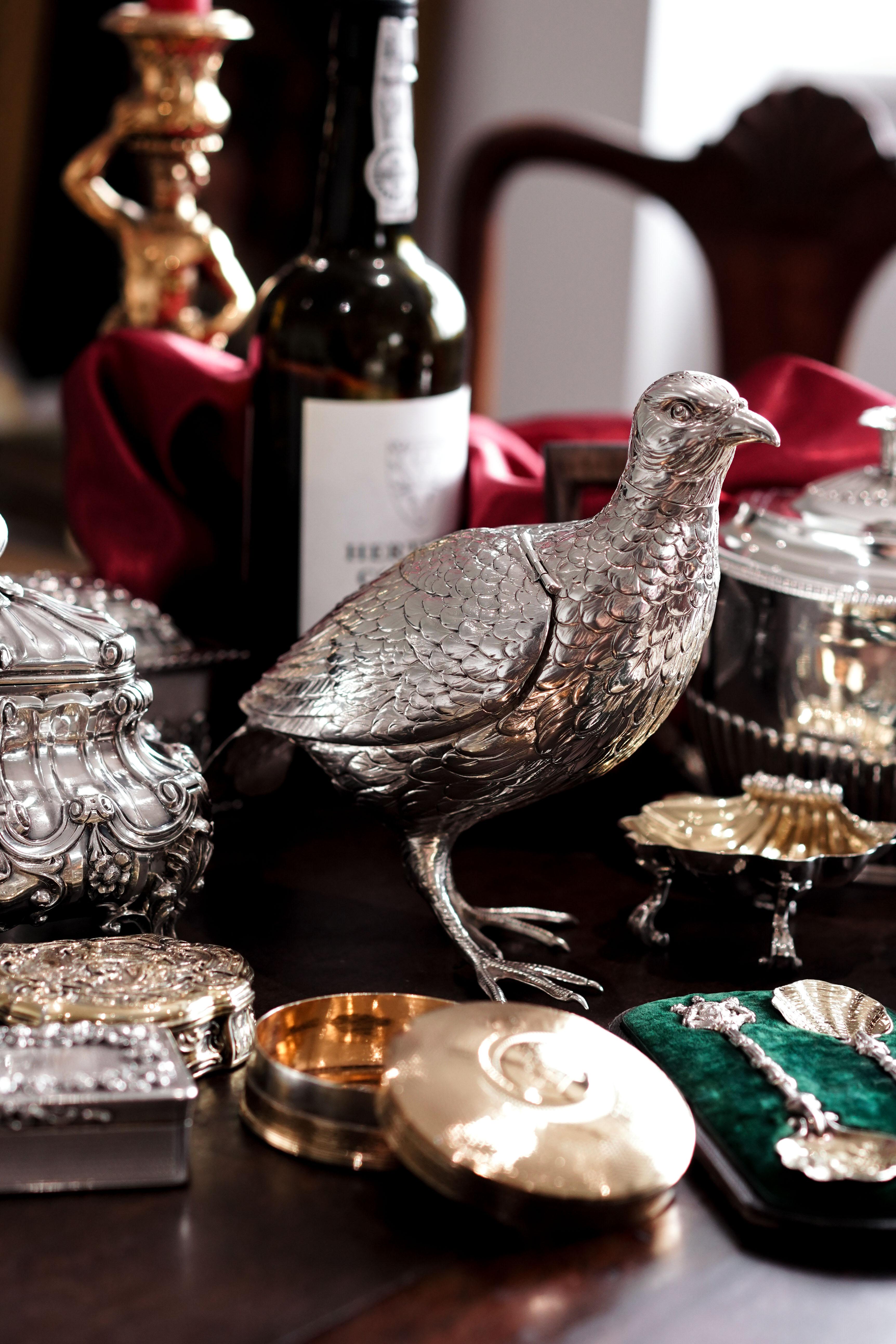 Nous sommes ravis de vous proposer ce magnifique modèle de perdrix en argent massif fabriqué à l'époque édouardienne et portant les marques d'importation de Chester, Boaz Moses Landeck, 1910. 

L'oiseau en argent est modelé de manière réaliste, avec