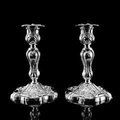 Paire de bougeoirs anciens en argent massif de style rococo, 1890